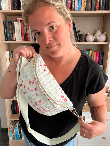 Sac Banane Blanc Fleuri Rose – Tissu Matelassé & Zip Doré - Tendance