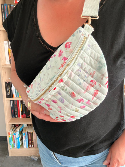 Sac Banane Blanc Fleuri Rose – Tissu Matelassé & Zip Doré - Tendance