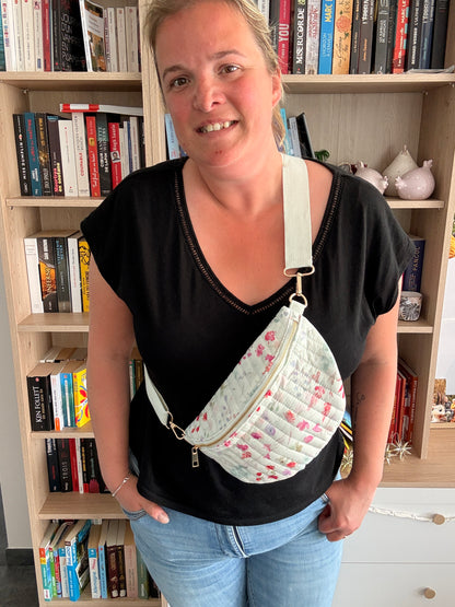 Sac Banane Blanc Fleuri Rose – Tissu Matelassé & Zip Doré - Tendance