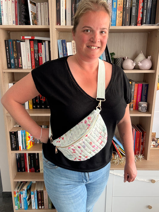 Sac Banane Blanc Fleuri Rose – Tissu Matelassé & Zip Doré - Tendance