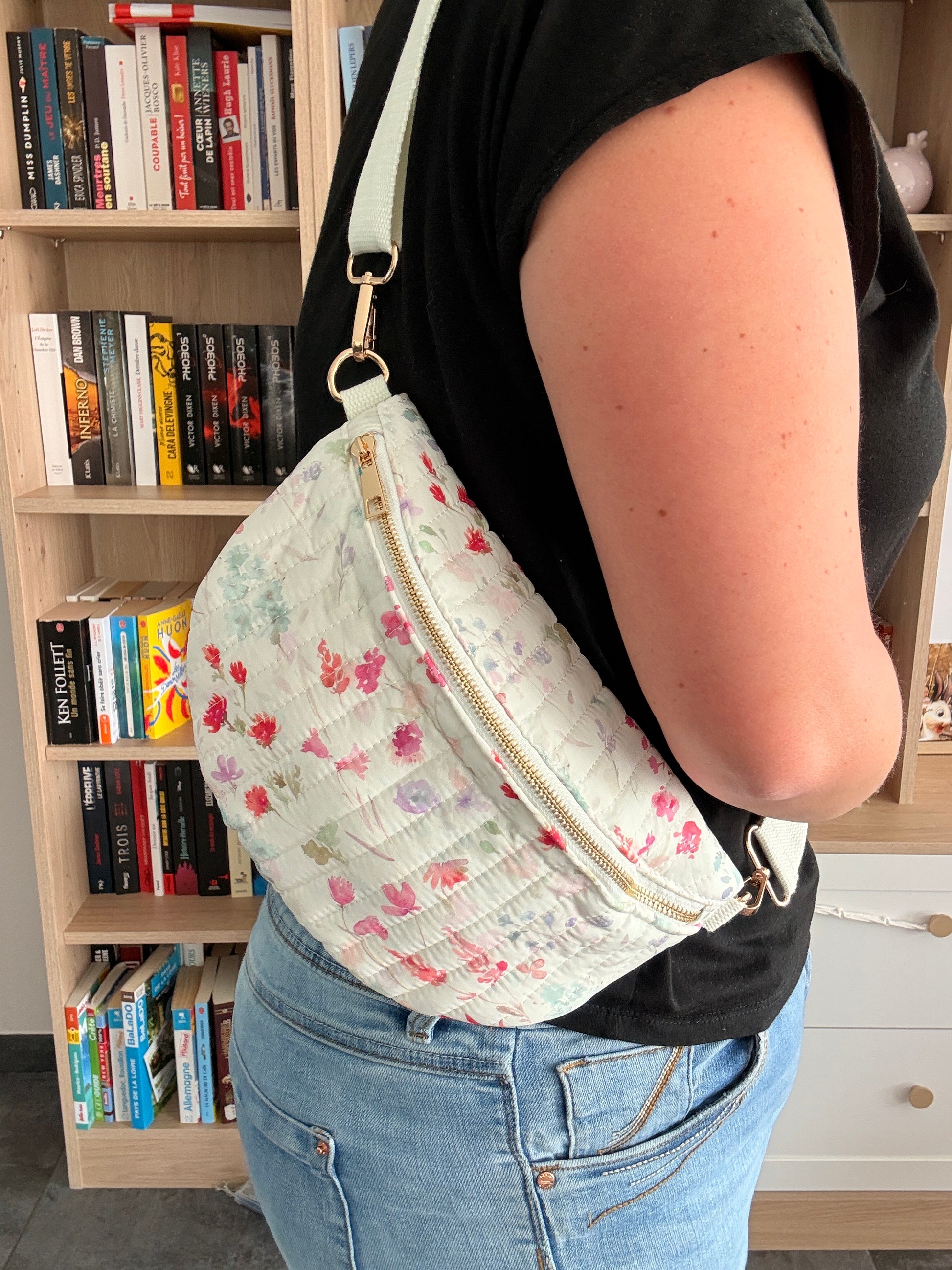 Sac Banane Blanc Fleuri Rose – Tissu Matelassé & Zip Doré - Tendance 