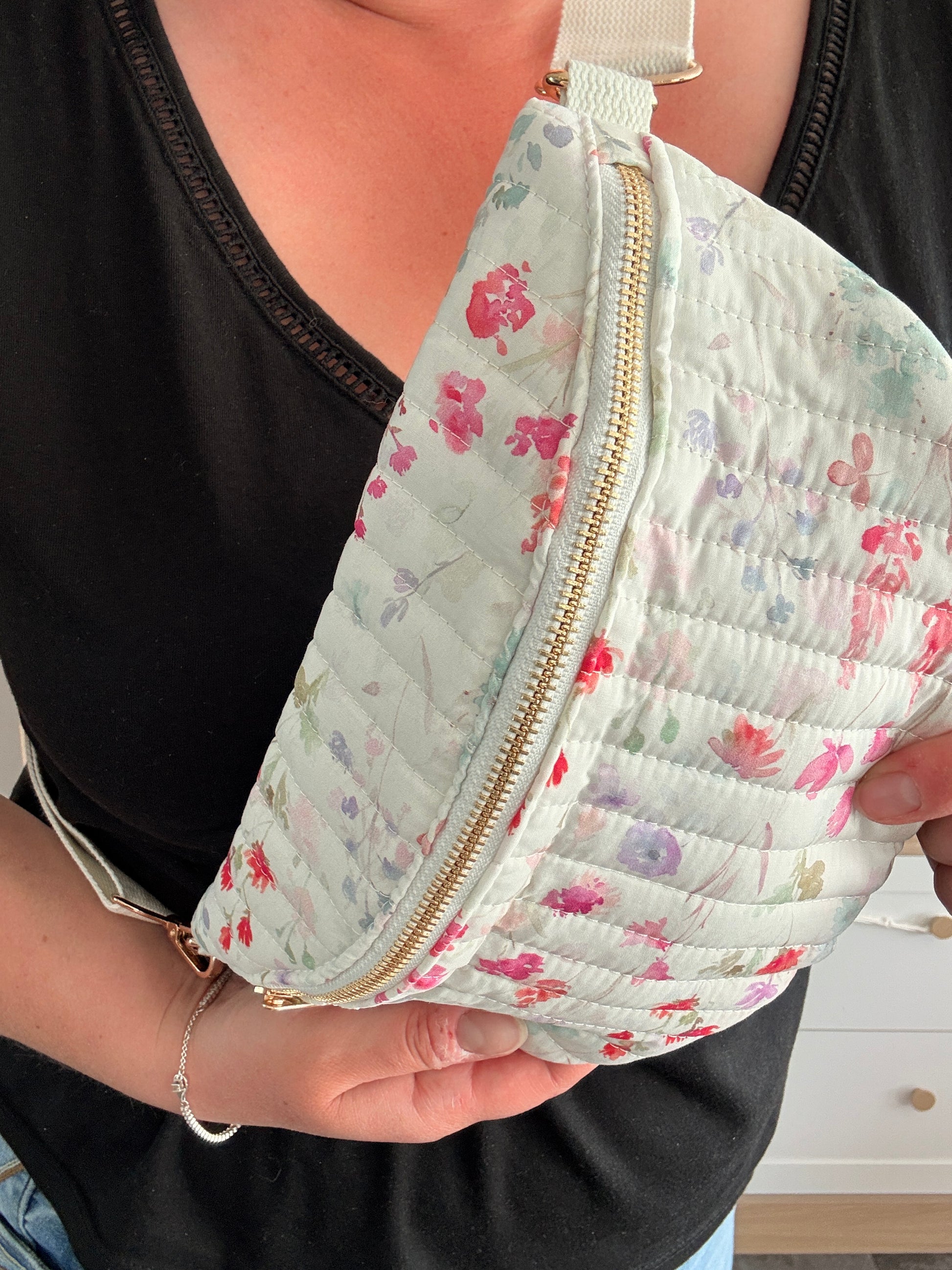 Sac Banane Blanc Fleuri Rose – Tissu Matelassé & Zip Doré - Tendance