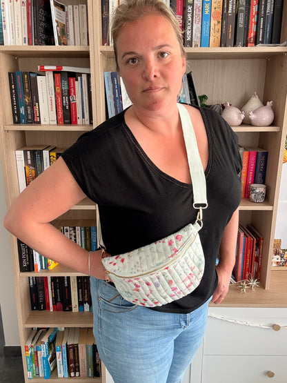 Sac Banane Blanc Fleuri Rose – Tissu Matelassé & Zip Doré - Tendance