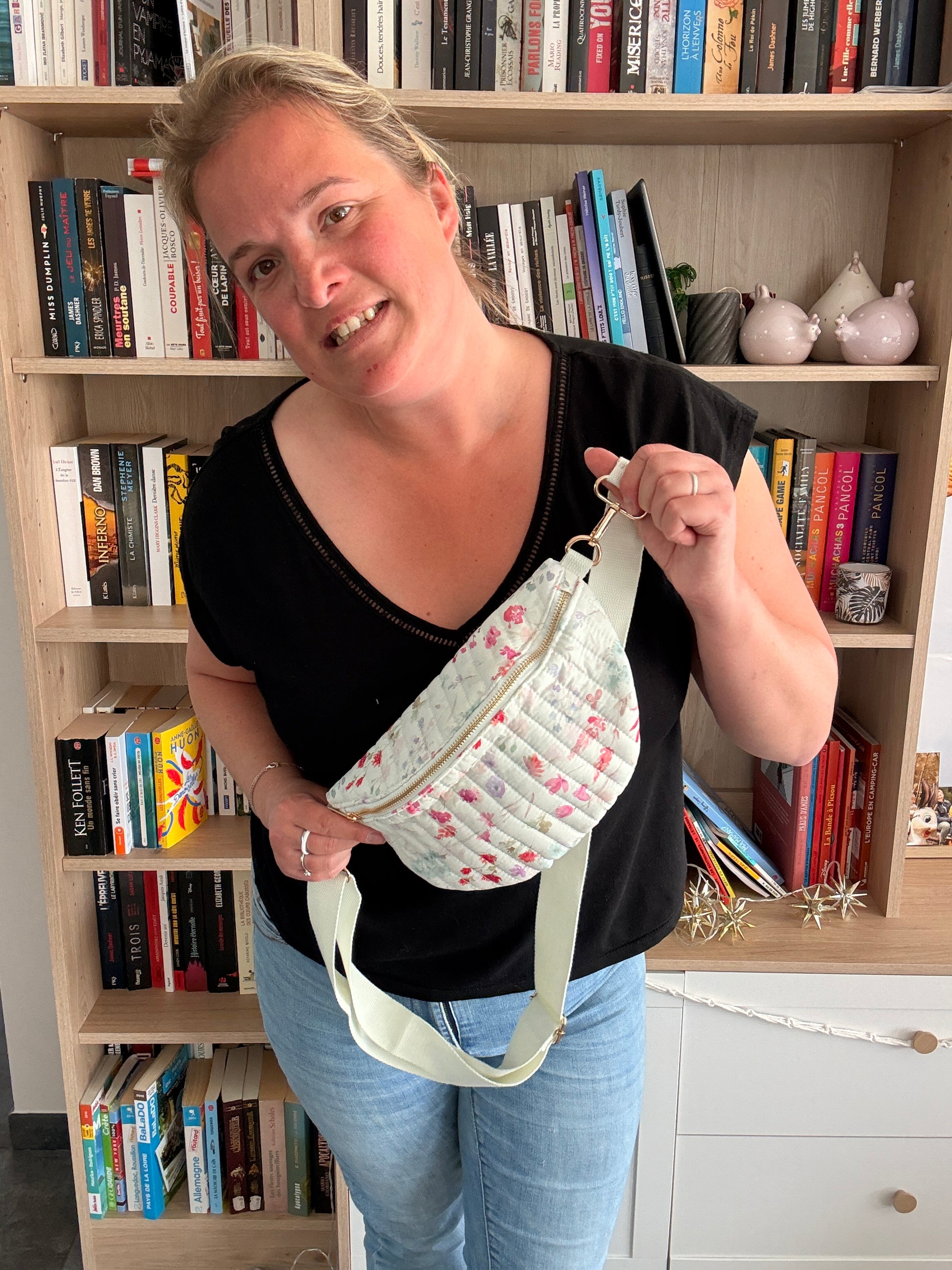 Sac Banane Blanc Fleuri Rose – Tissu Matelassé & Zip Doré - Tendance 
