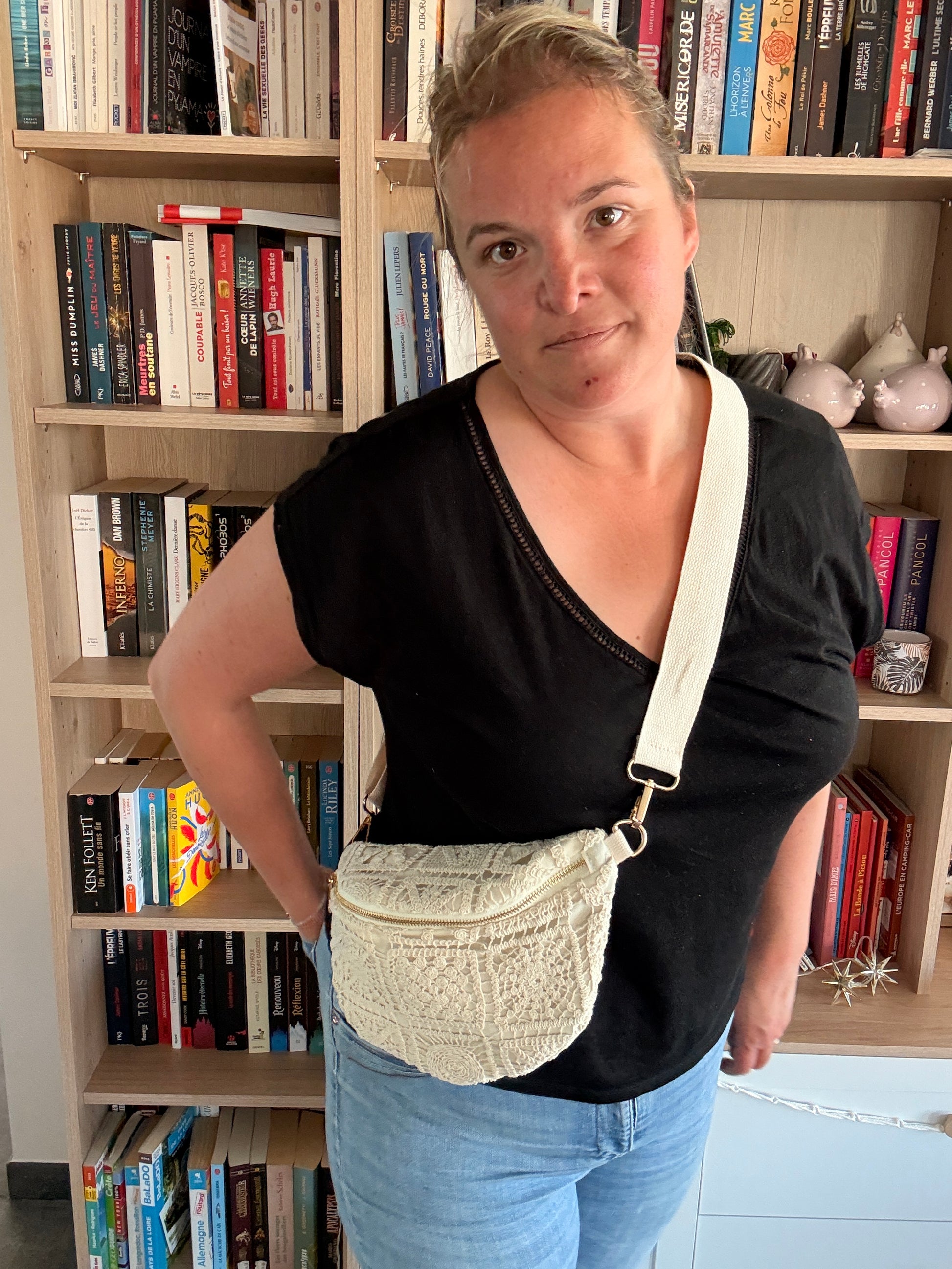 Sac Banane Crochet Bohème – Bandoulière Réglable & Zips Dorés | Écru - Sac porte sur le côté - Tendance Chic 