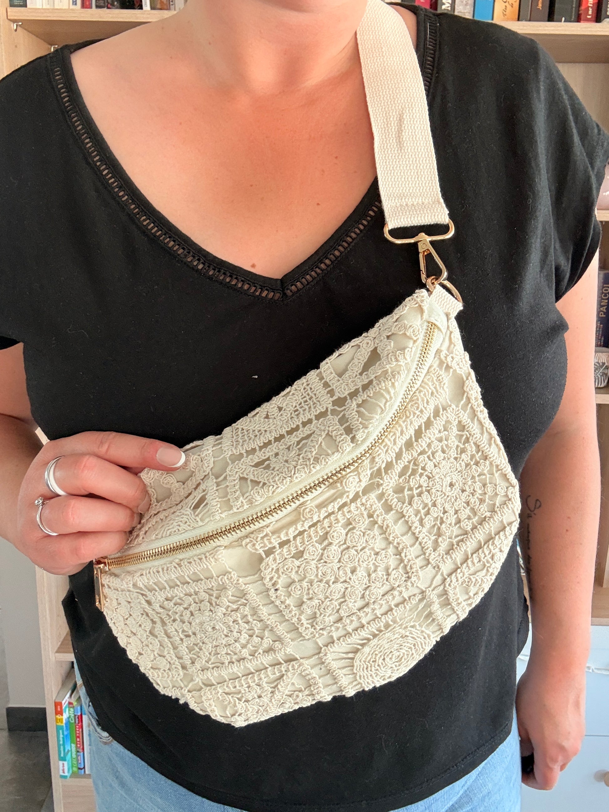 Sac Banane Crochet Bohème – Bandoulière Réglable & Zips Dorés | Écru - Gros Plan