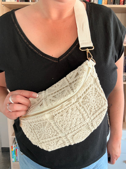 Sac Banane Crochet Bohème – Bandoulière Réglable & Zips Dorés | Écru - Gros Plan