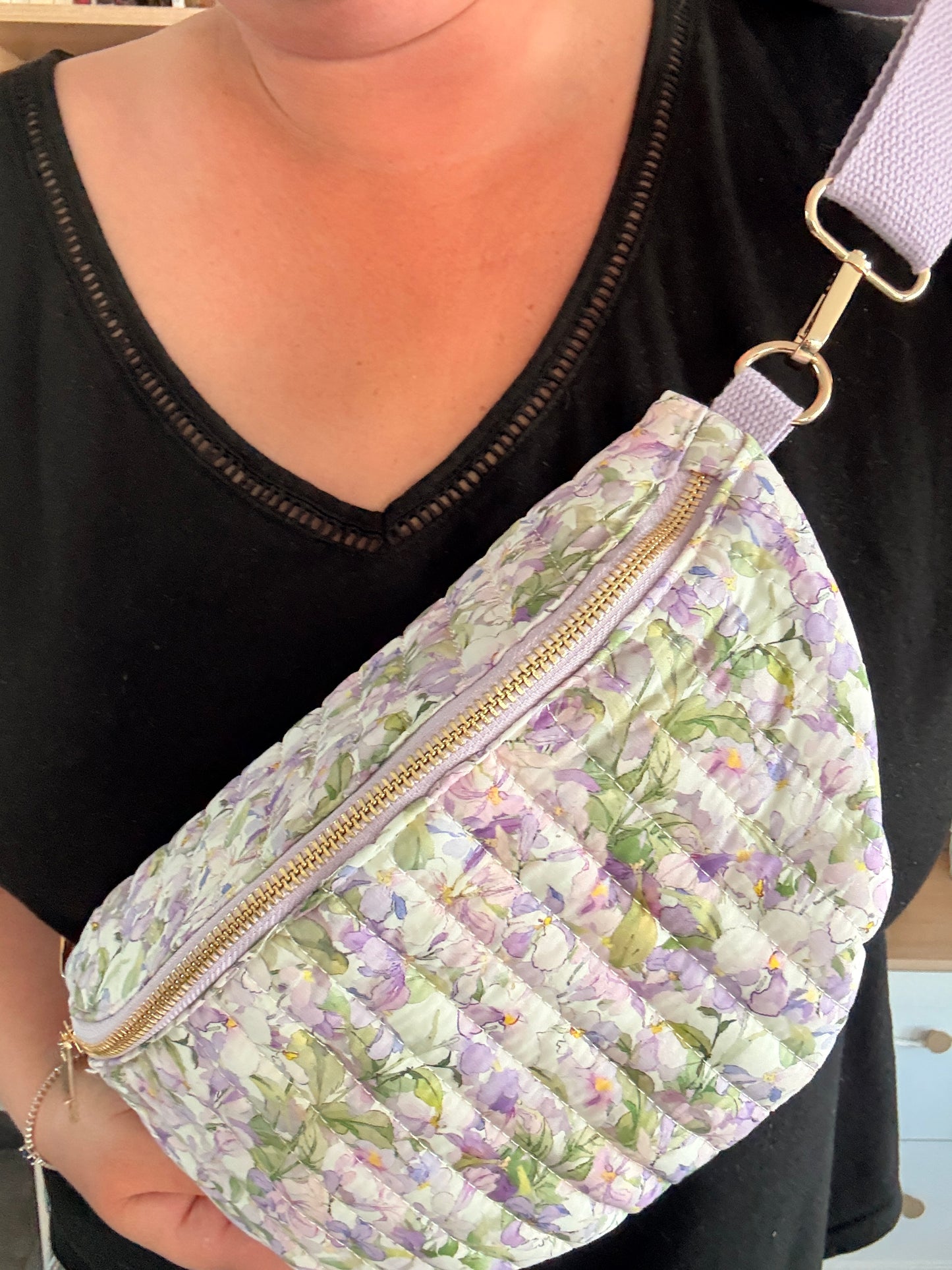 Sac Banane Fleuri Parme – Tissu Matelassé Blanc & Sangle Parme - Gros plan 