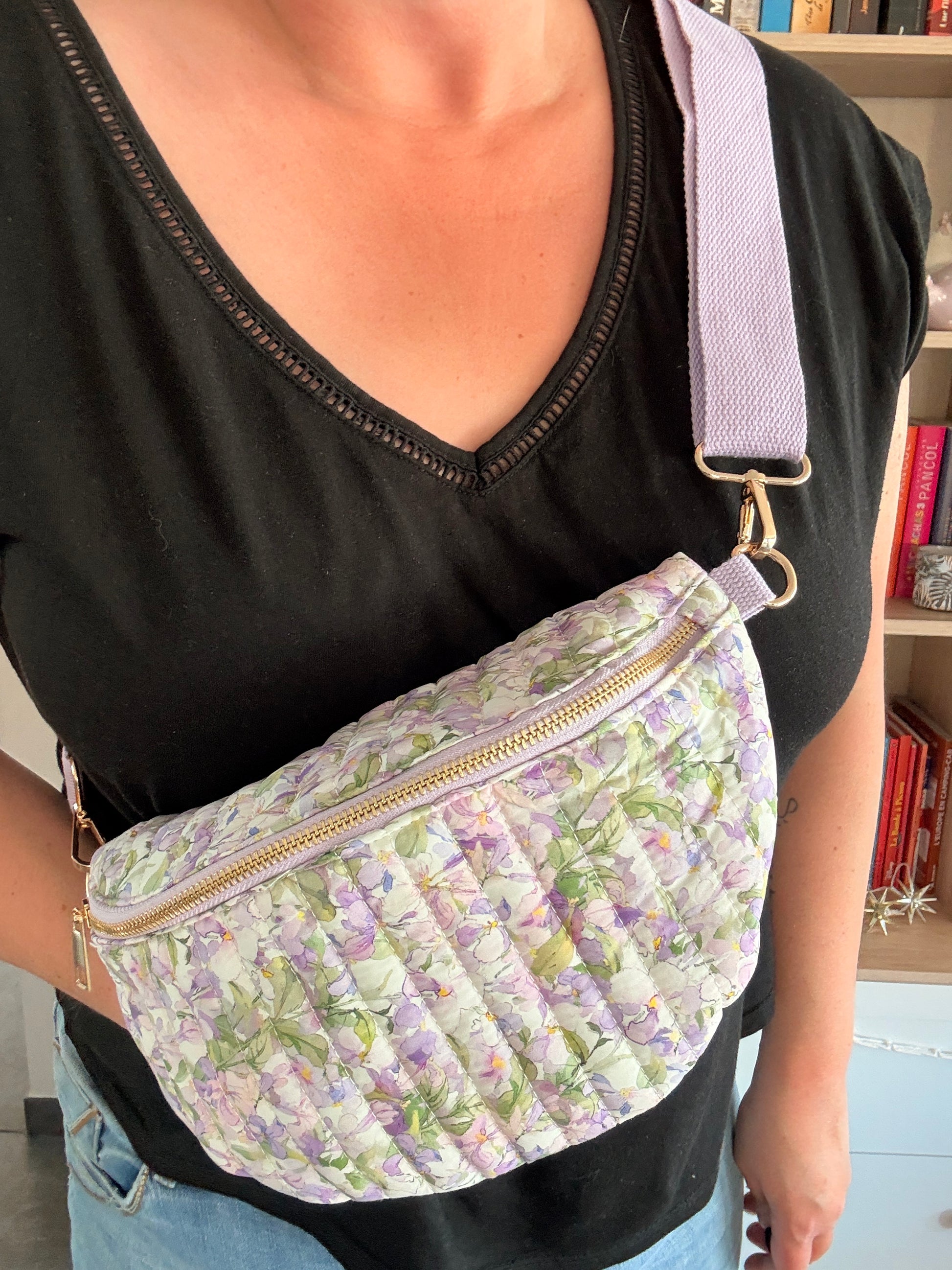 Sac Banane Fleuri Parme – Tissu Matelassé Blanc & Sangle Parme - Tendance Femme 