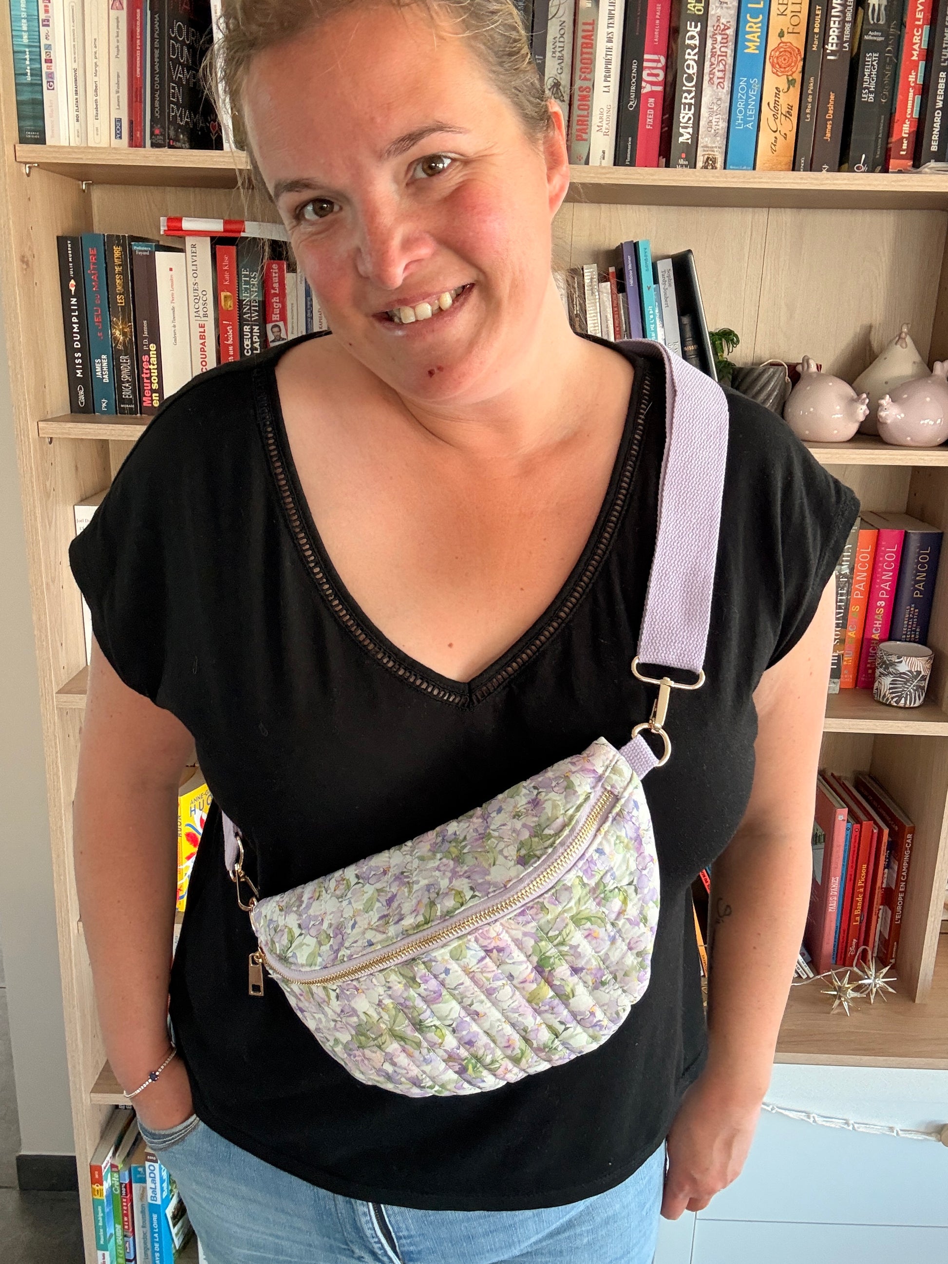 Sac Banane Fleuri Parme – Tissu Matelassé Blanc & Sangle Parme - Sac porte 