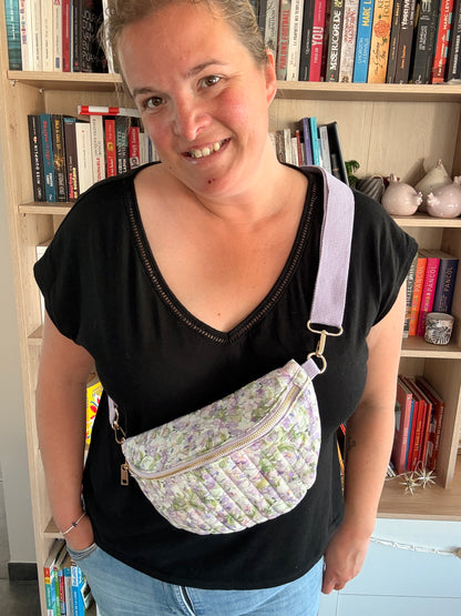 Sac Banane Fleuri Parme – Tissu Matelassé Blanc & Sangle Parme - Sac porte 
