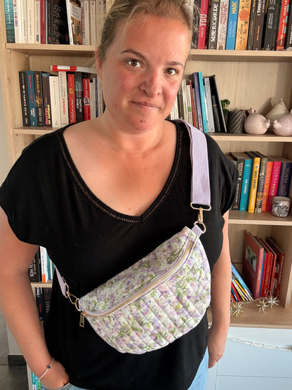 Sac Banane Fleuri Parme – Tissu Matelassé Blanc & Sangle Parme - Gros plan - Femme fleuri 