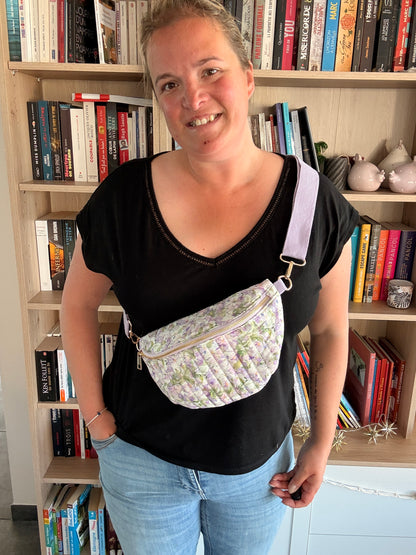 Sac Banane Fleuri Parme – Tissu Matelassé Blanc & Sangle Parme - Sac Porté - Fleuri -Matelassé 