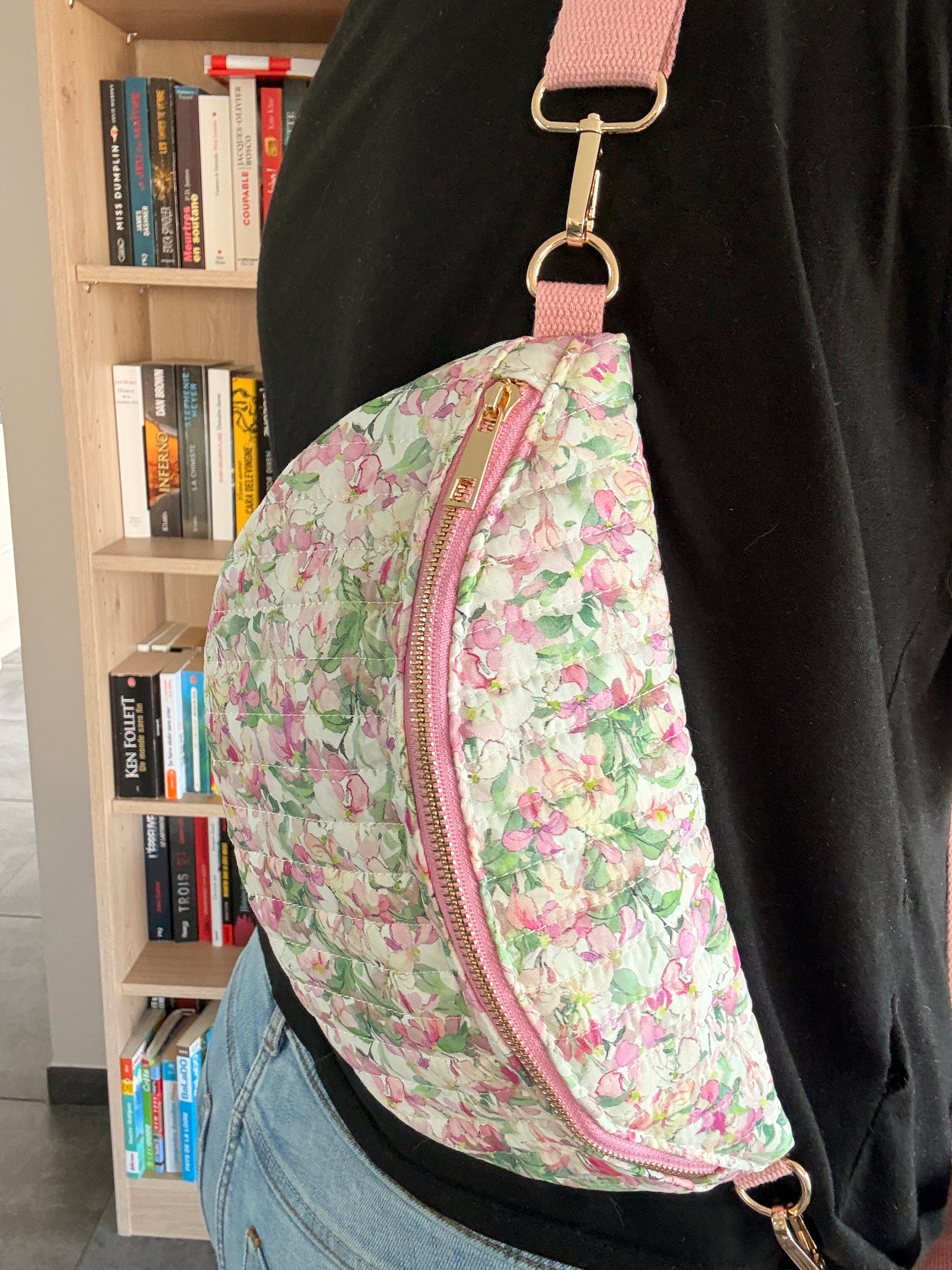Sac Banane Fleuri Rose & Vert – Tissu Matelassé Blanc & Zip Doré - Gros plan 