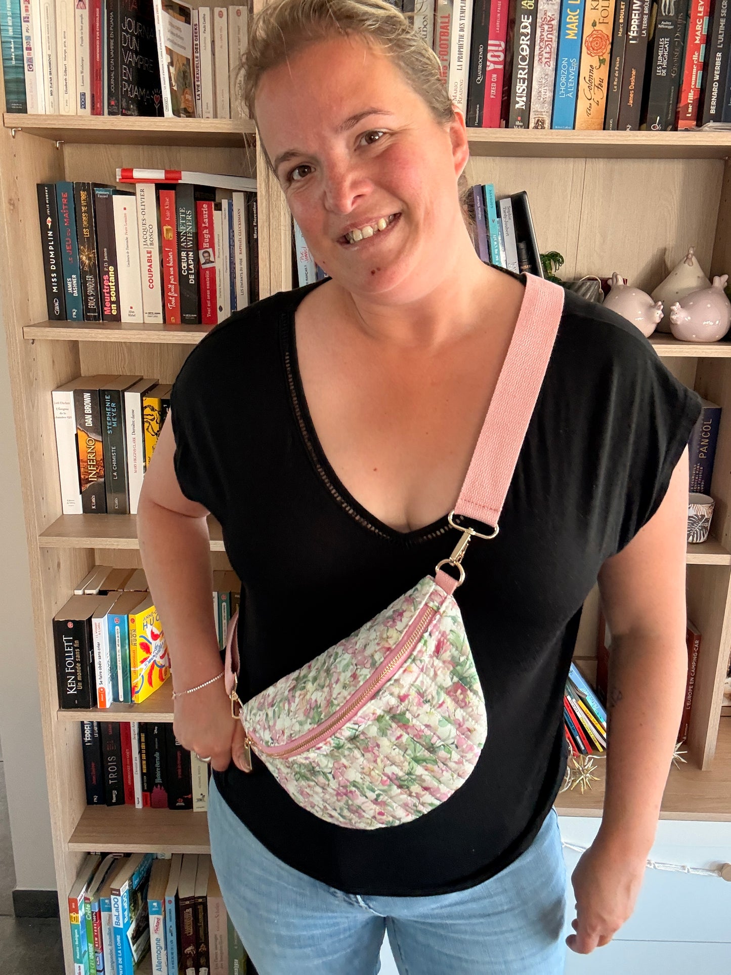 Sac Banane Fleuri Rose & Vert – Tissu Matelassé Blanc & Zip Doré - Portée 