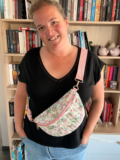 Sac Banane Fleuri Rose & Vert – Tissu Matelassé Blanc & Zip Doré - Portée Femme