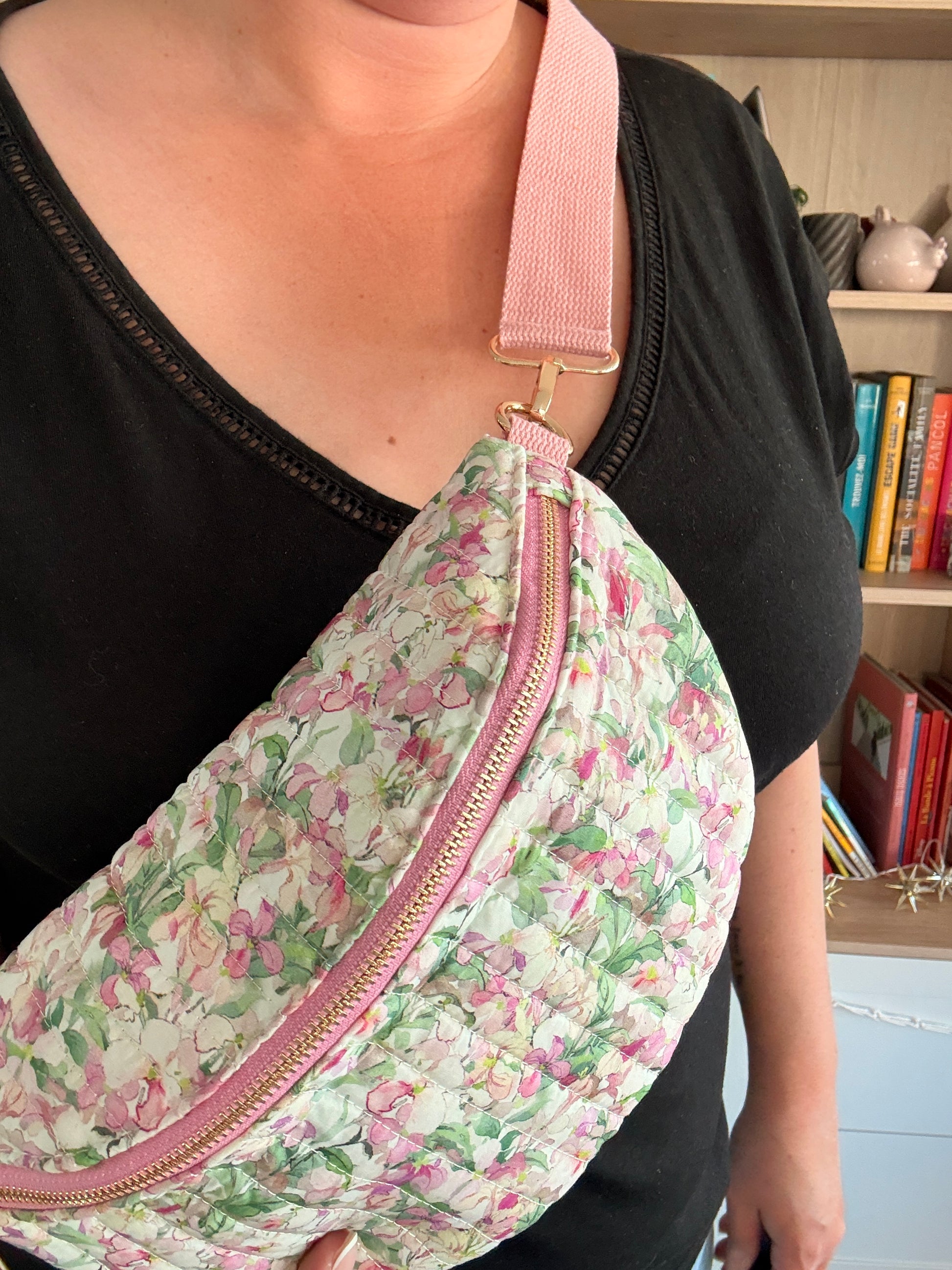 Sac Banane Fleuri Rose & Vert – Tissu Matelassé Blanc & Zip Doré - Gros plan motifs 