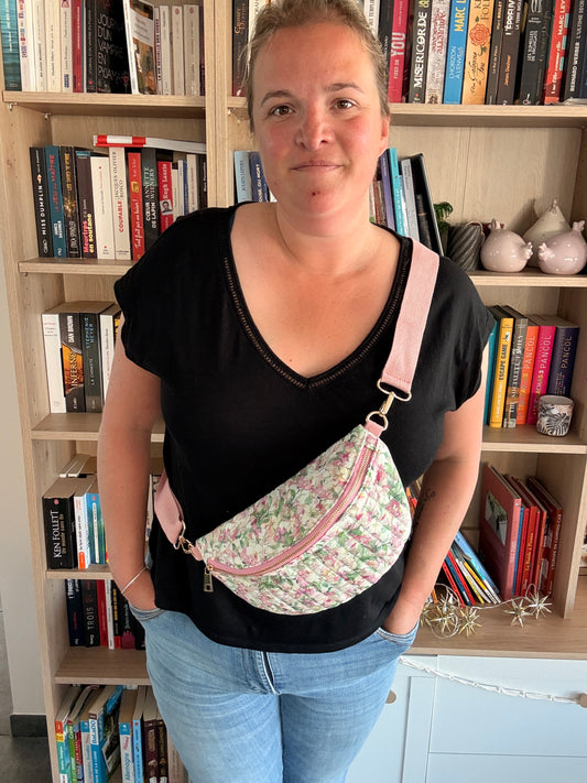 Sac Banane Fleuri Rose & Vert – Tissu Matelassé Blanc & Zip Doré - Femme tendance 