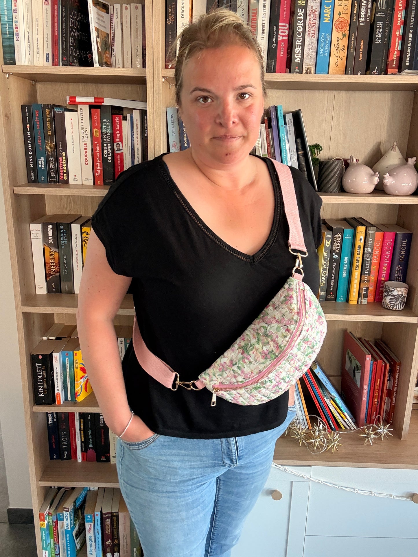 Sac Banane Fleuri Rose & Vert – Tissu Matelassé Blanc & Zip Doré - Avant plan 