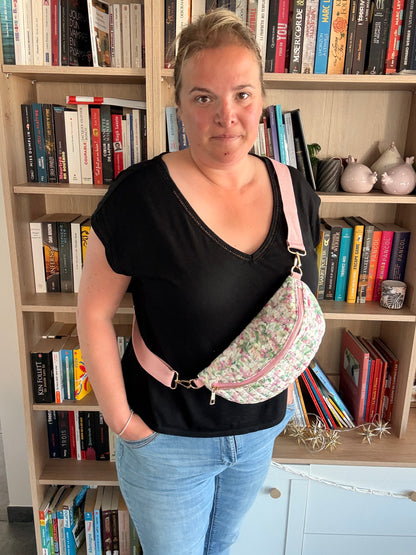 Sac Banane Fleuri Rose & Vert – Tissu Matelassé Blanc & Zip Doré - Avant plan 