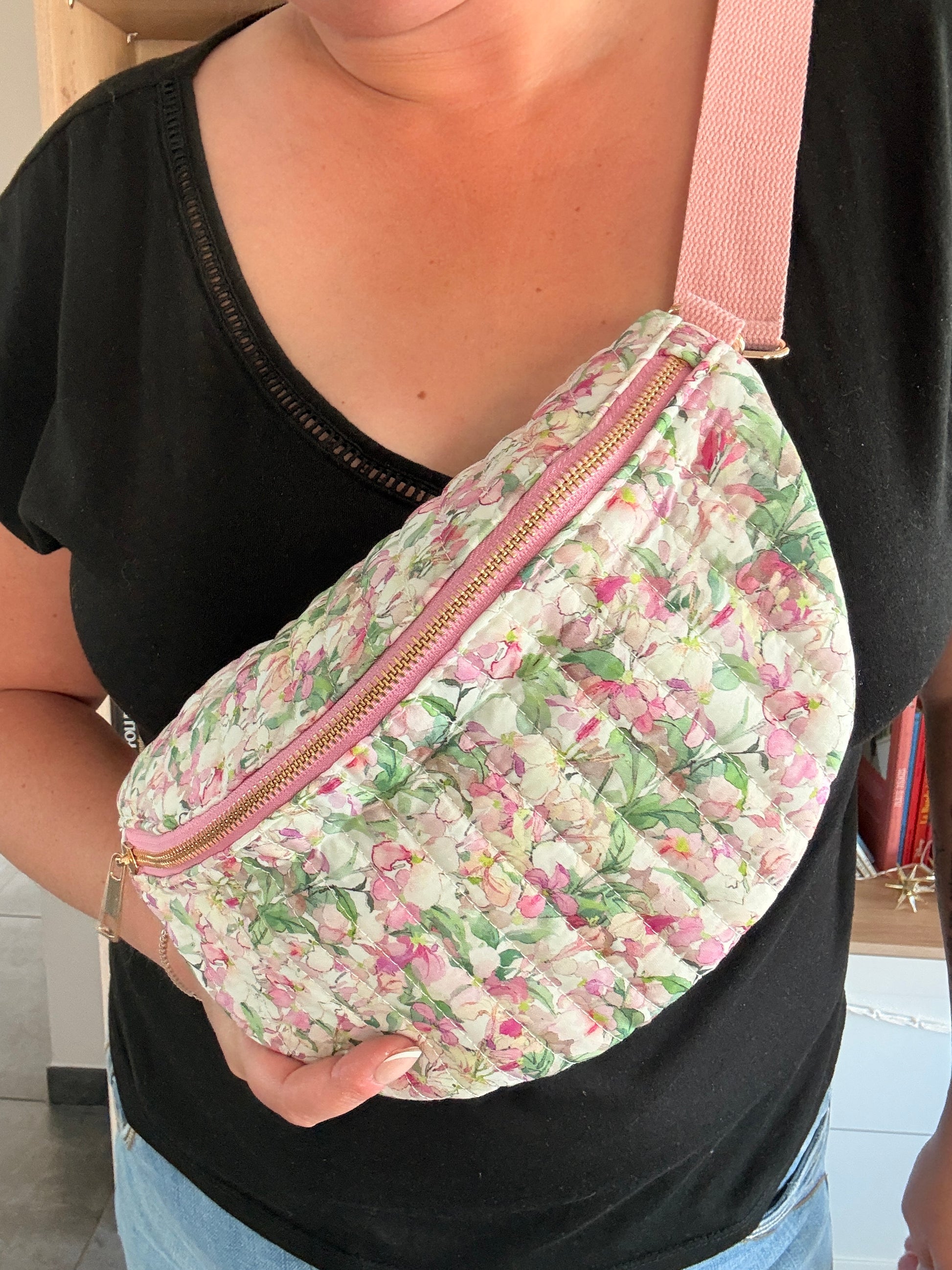 Sac Banane Fleuri Rose & Vert – Tissu Matelassé Blanc & Zip Doré - Zippee doré - Tendance pour femme 