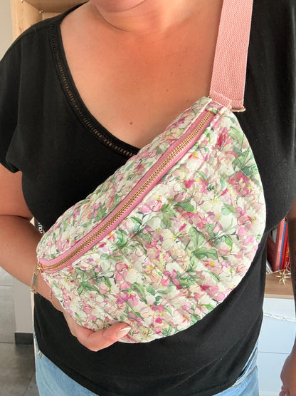 Sac Banane Fleuri Rose & Vert – Tissu Matelassé Blanc & Zip Doré - Zippee doré - Tendance pour femme 