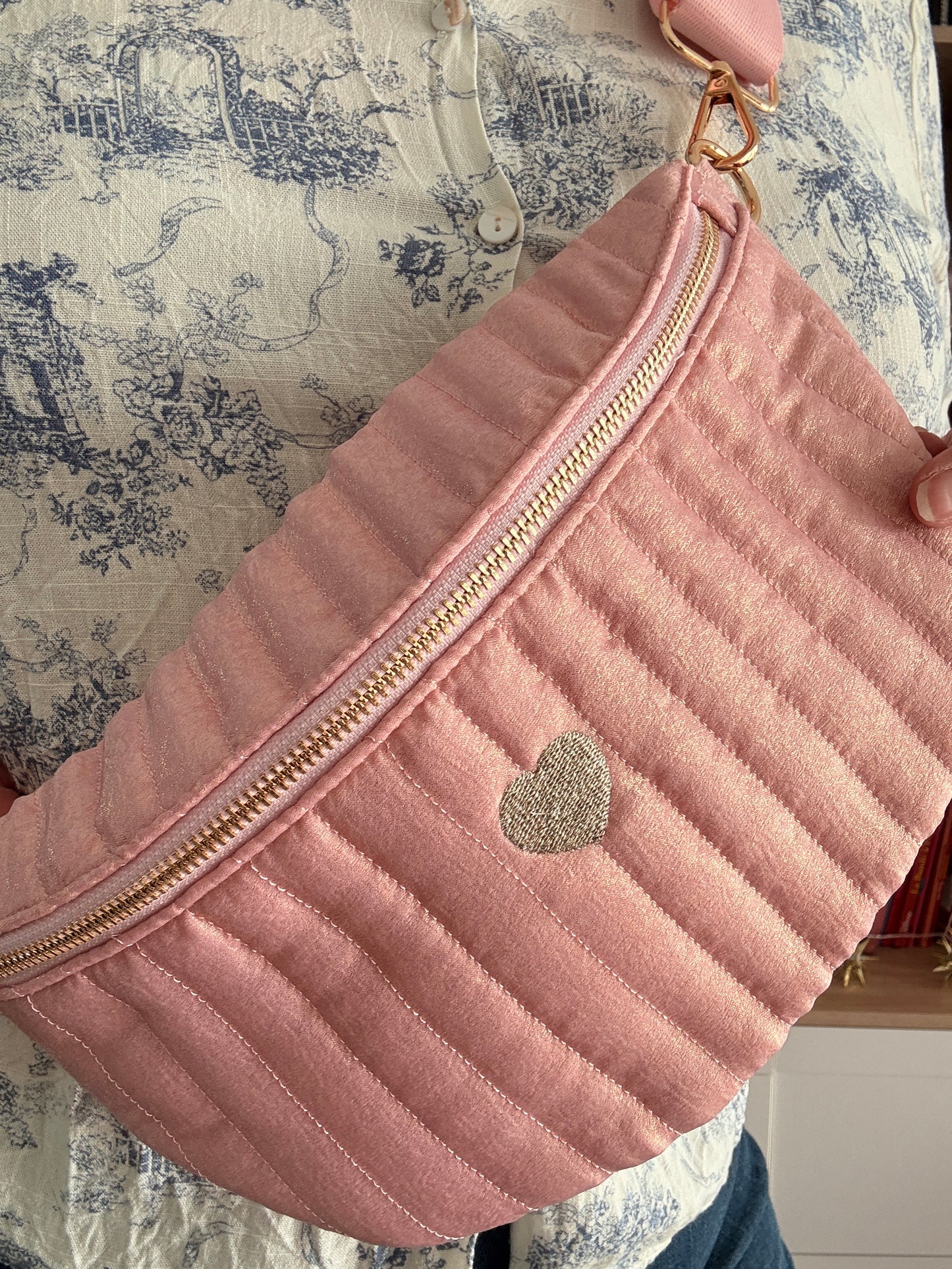 Sac Banane Rose Irisé Brillant - Texture Lumineuse Cœur Doré Femme