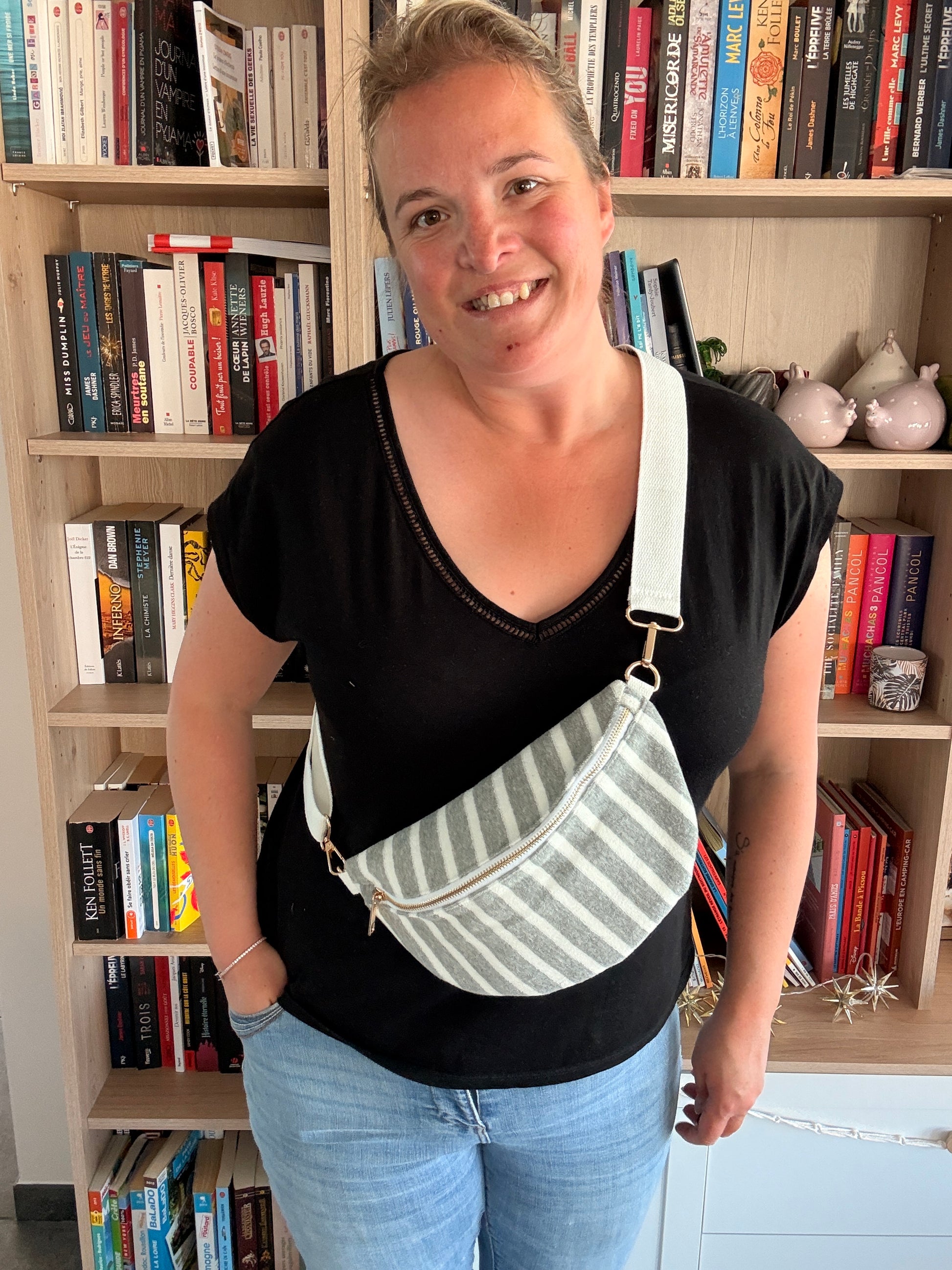 Sac banane tissu rayé gris et blanc avec zip doré – vue principale