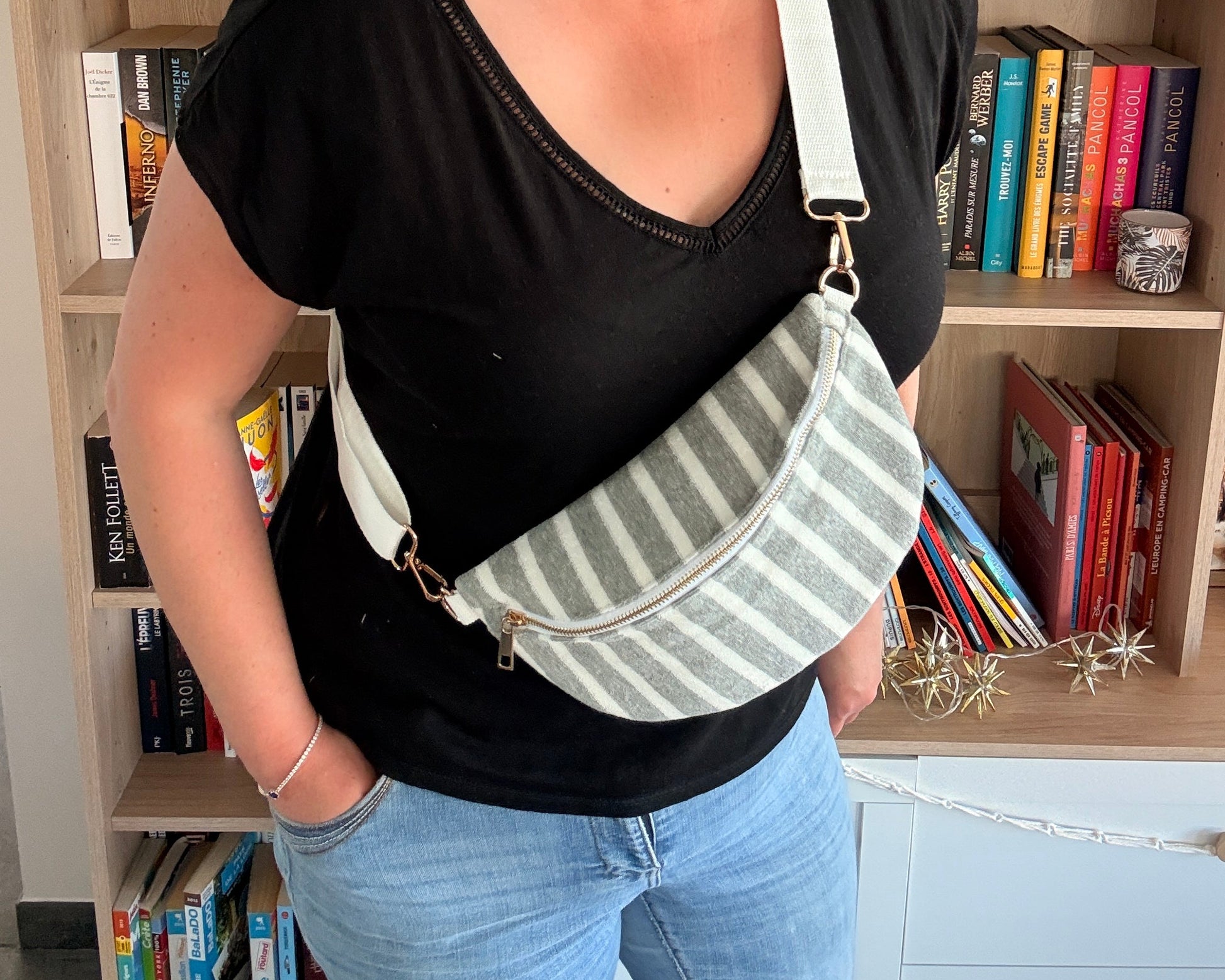 Sac banane femme rayé gris blanc porté en bandoulière croisée
