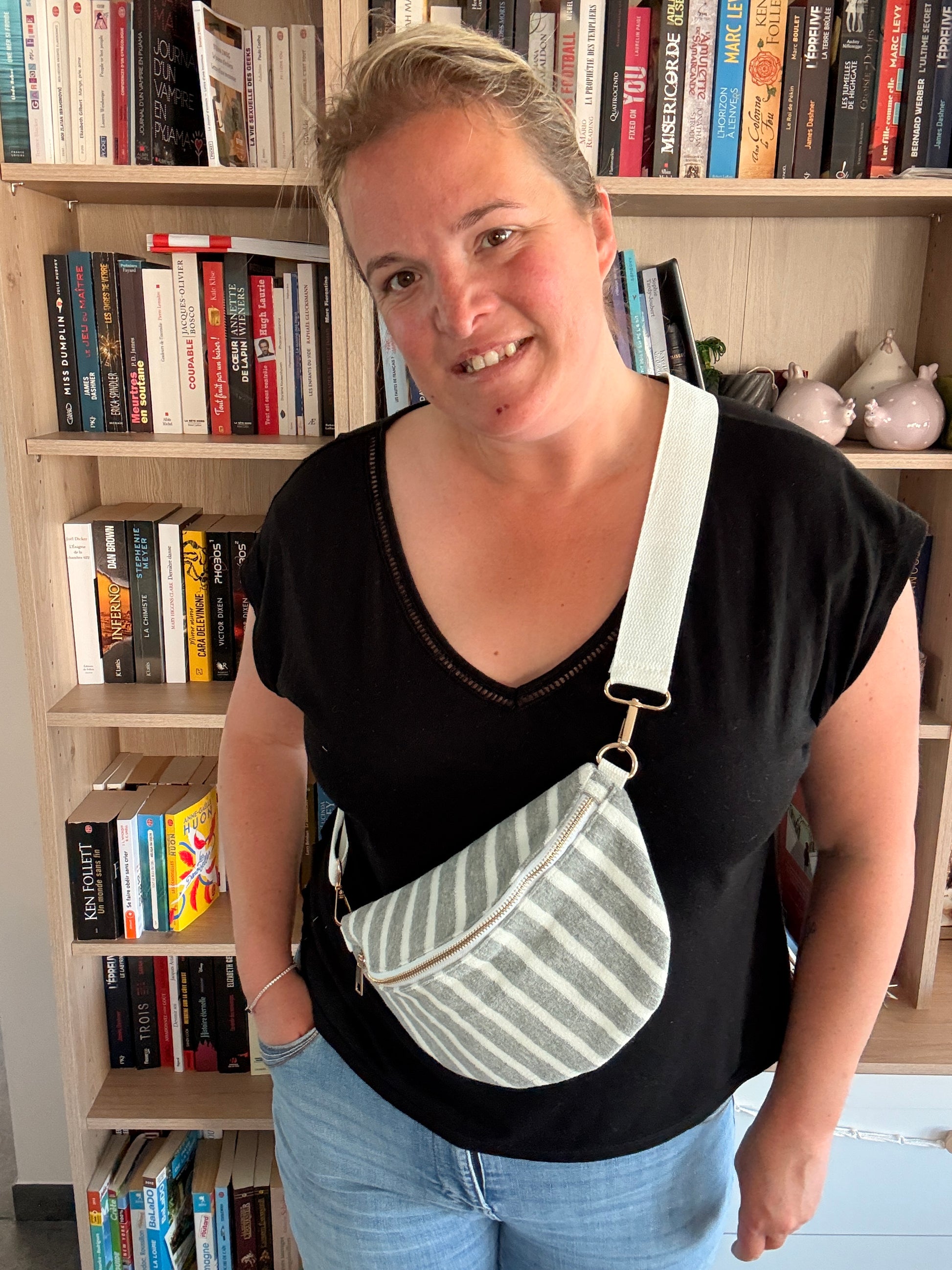 Sac banane tissu léger porté à la taille – style urbain femme