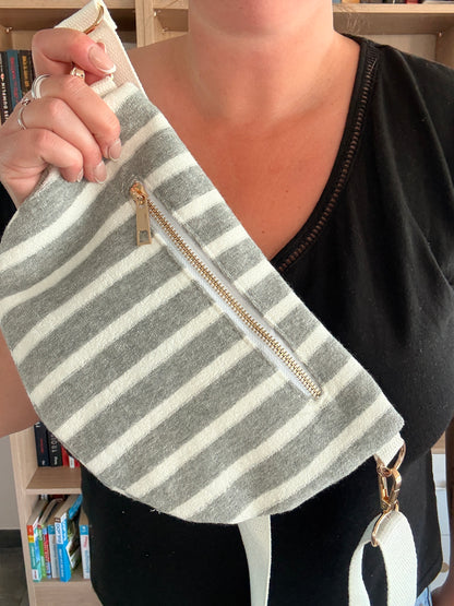 Détail fermeture éclair dorée sac banane tissu rayé Le Petit Placard