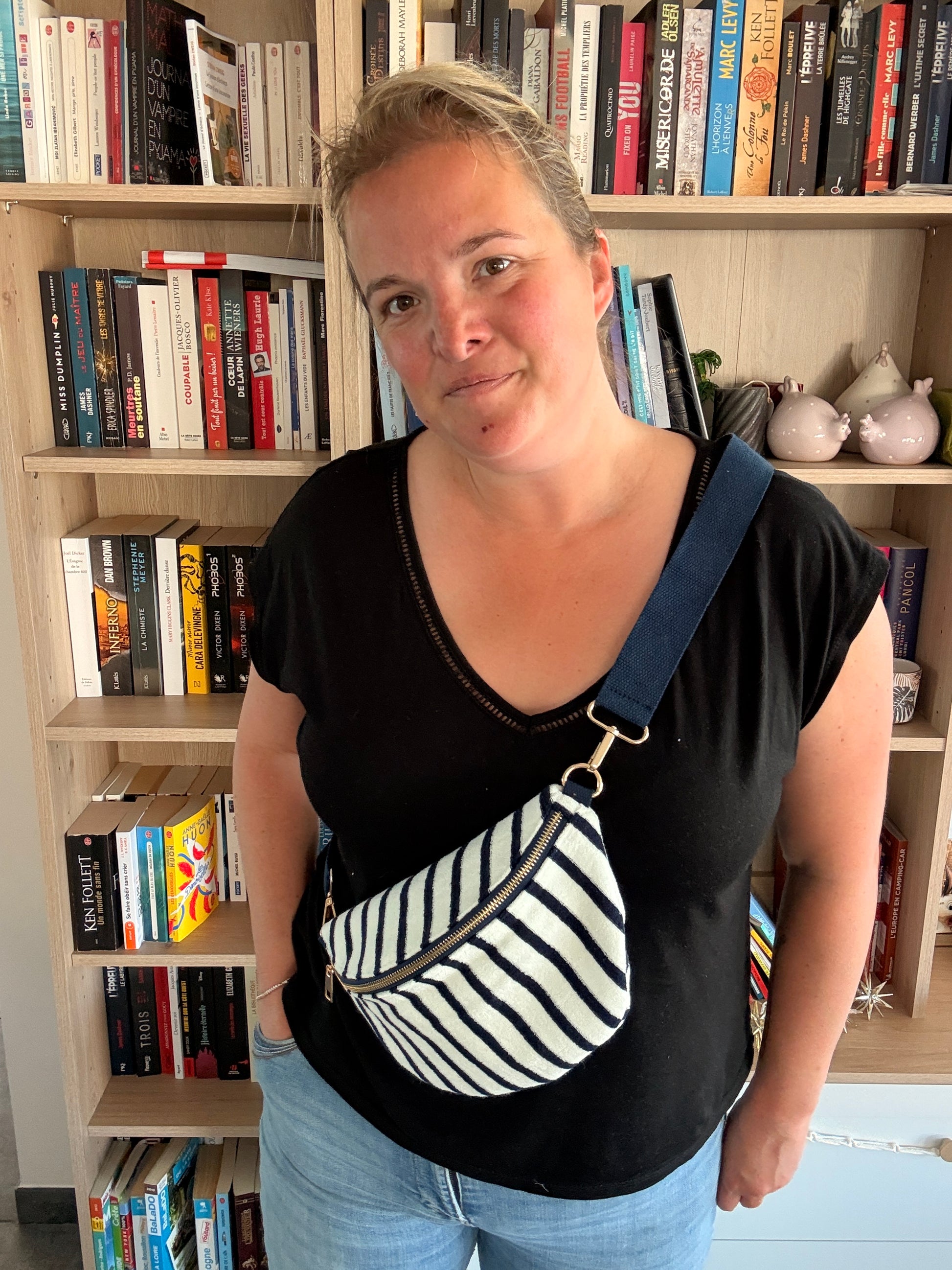 Sac Banane Tissu Rayé Marine & Blanc – Fermeture Dorée & Bandoulière Réglable - Vu de Profil 