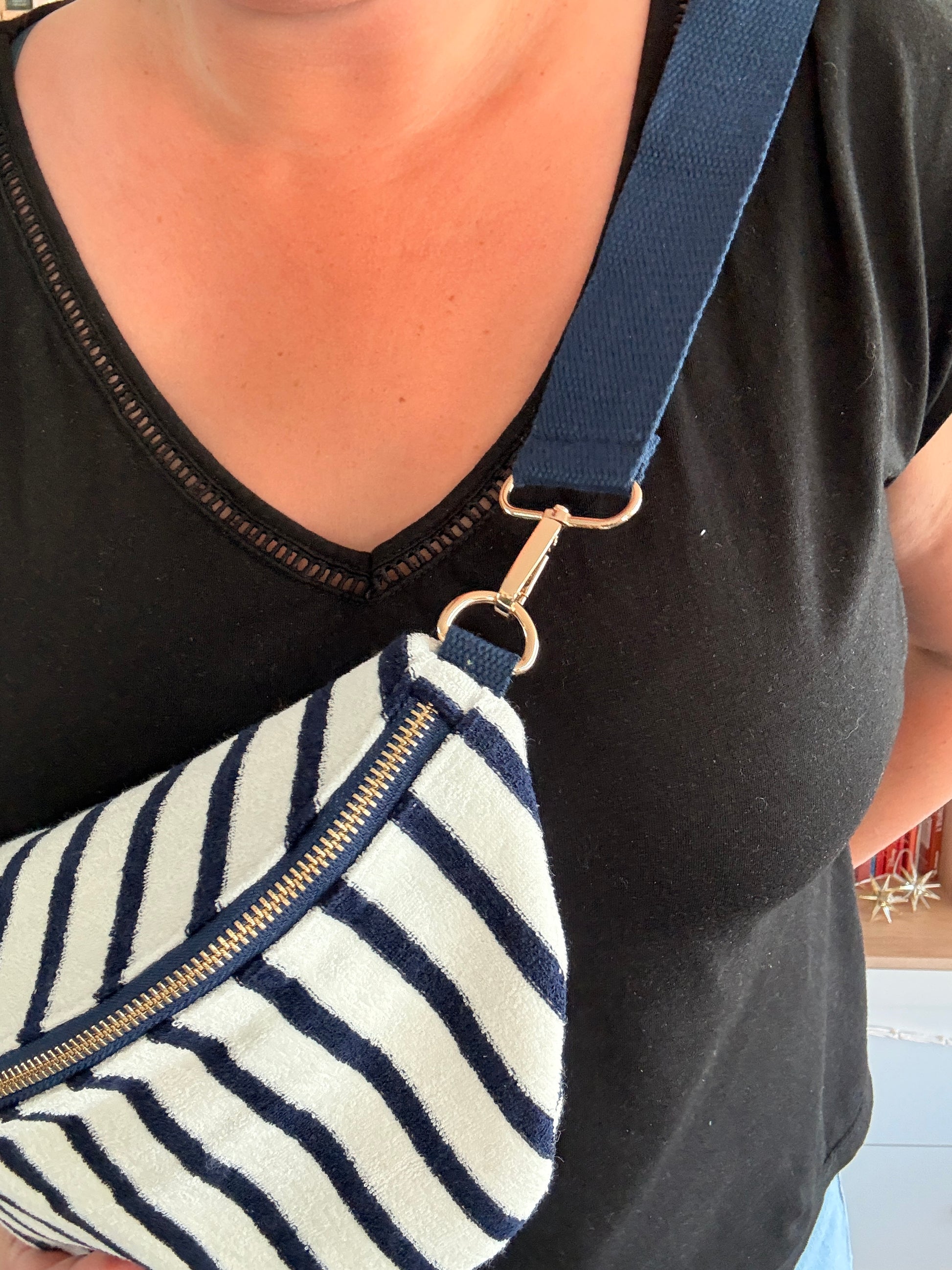 Sac Banane Tissu Rayé Marine & Blanc – Fermeture Dorée & Bandoulière Réglable - Zoom Fermeture 