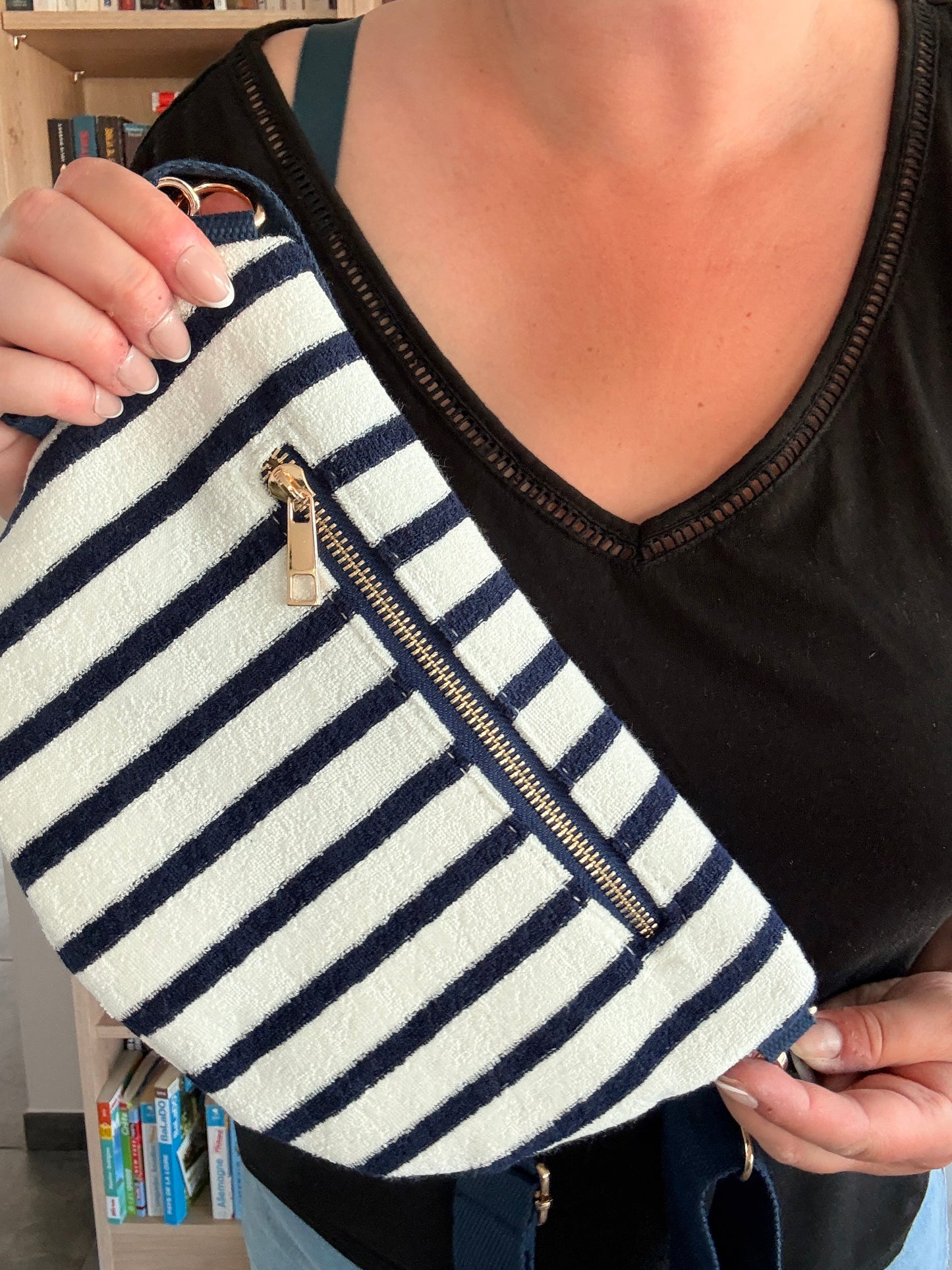 Sac Banane Tissu Rayé Marine & Blanc – Fermeture Dorée & Bandoulière Réglable - Arrière Tirette 