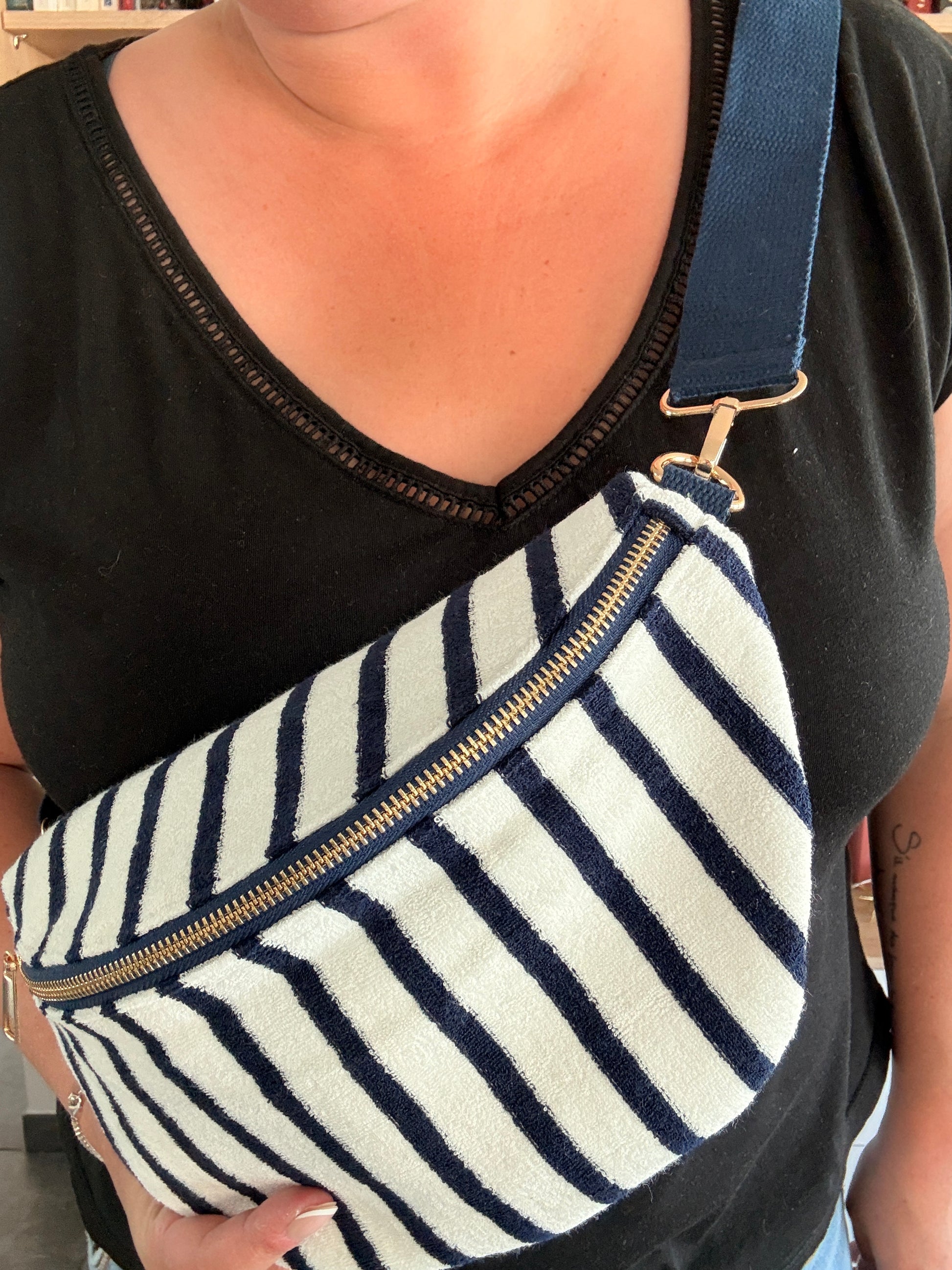 Sac Banane Tissu Rayé Marine & Blanc – Fermeture Dorée & Bandoulière Réglable - Sac Banane Rayé 