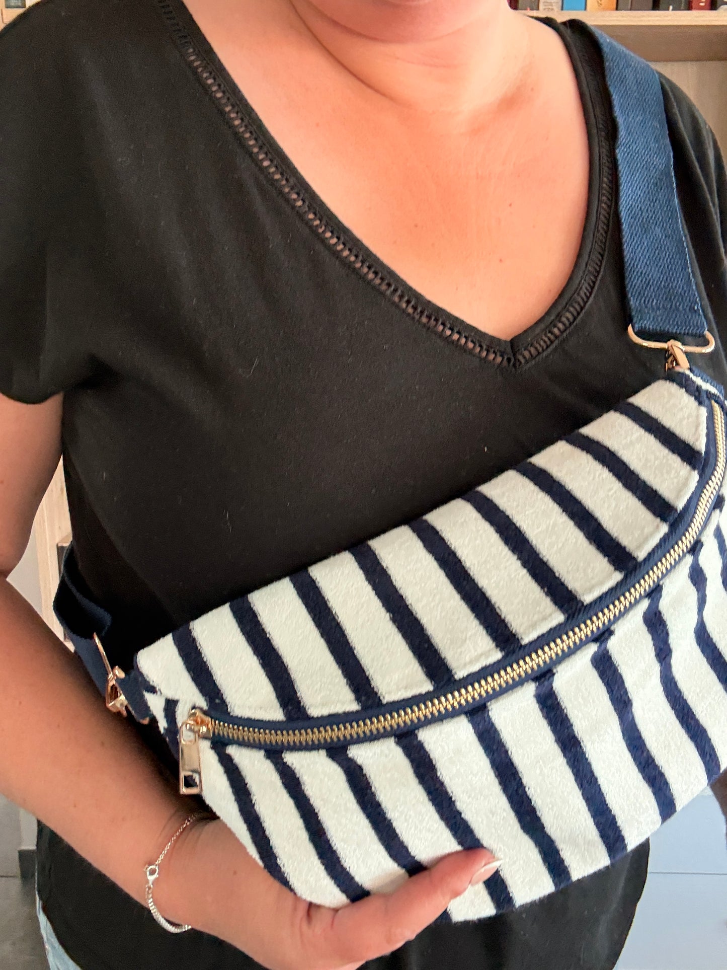 Sac Banane Tissu Rayé Marine & Blanc – Fermeture Dorée & Bandoulière Réglable - Sac Banane - Tendance 