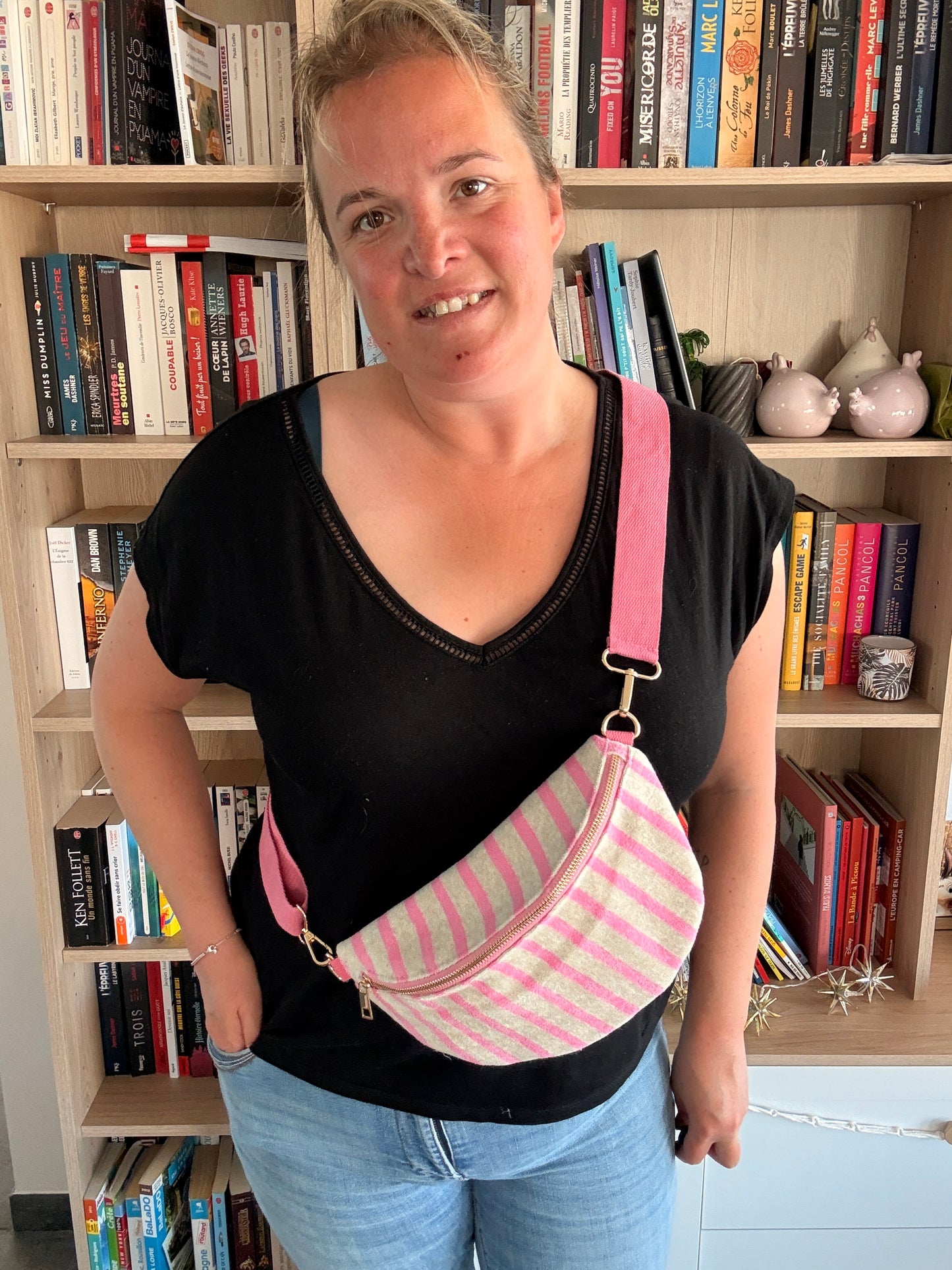 Sac banane tissu éponge rayé rose porté sur la hanche – vue frontale plan large
