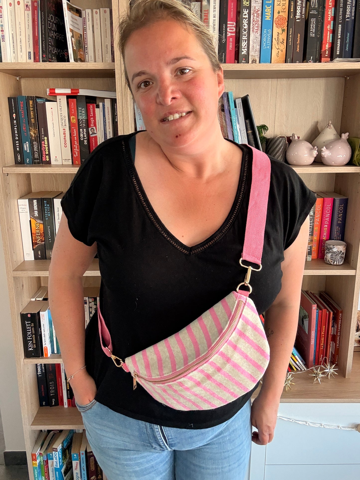 Sac banane rayé rose porté en bandoulière – détail bretelle et mousqueton doré