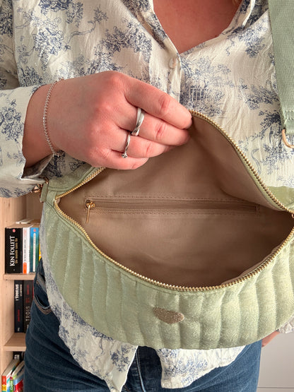 Sac Banane Vert d'Eau Irisé - Texture Brillante Cœur Doré Femme