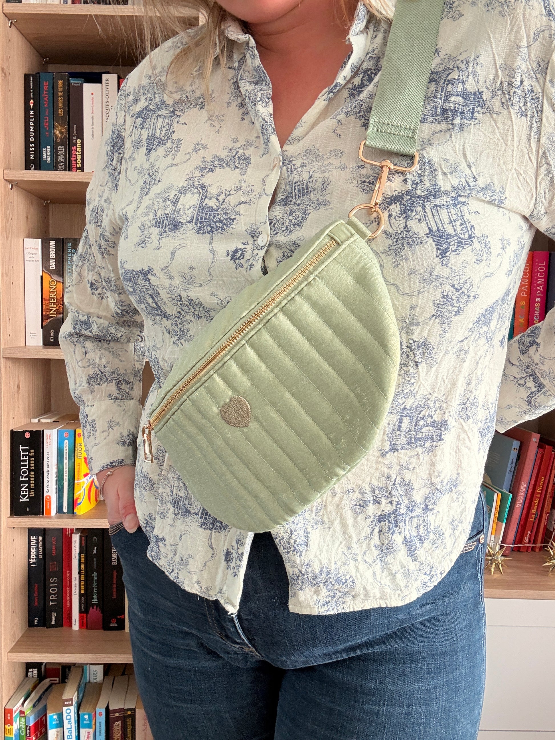 Sac Banane Vert d'Eau Irisé - Texture Brillante Cœur Doré Femme