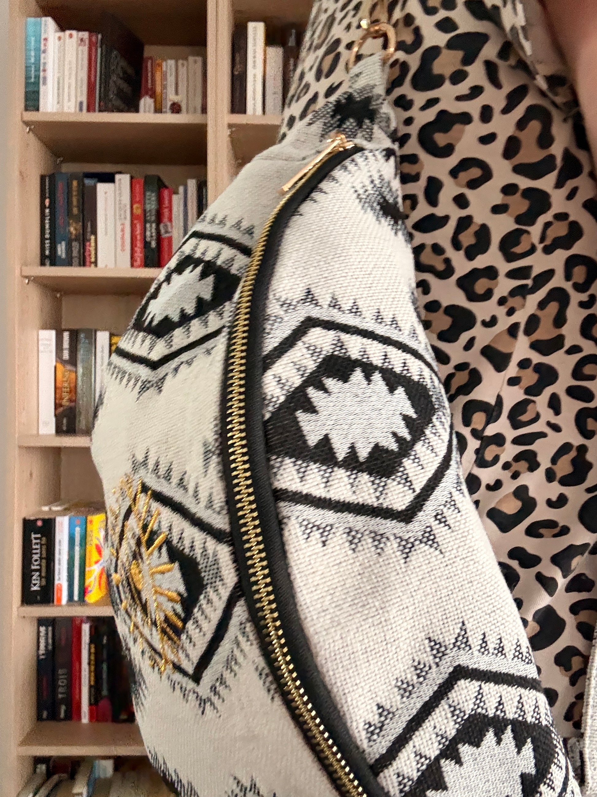 Sac Banane XL Femme Bohème - Tissu Blanc Motifs Ethniques Gris Noir