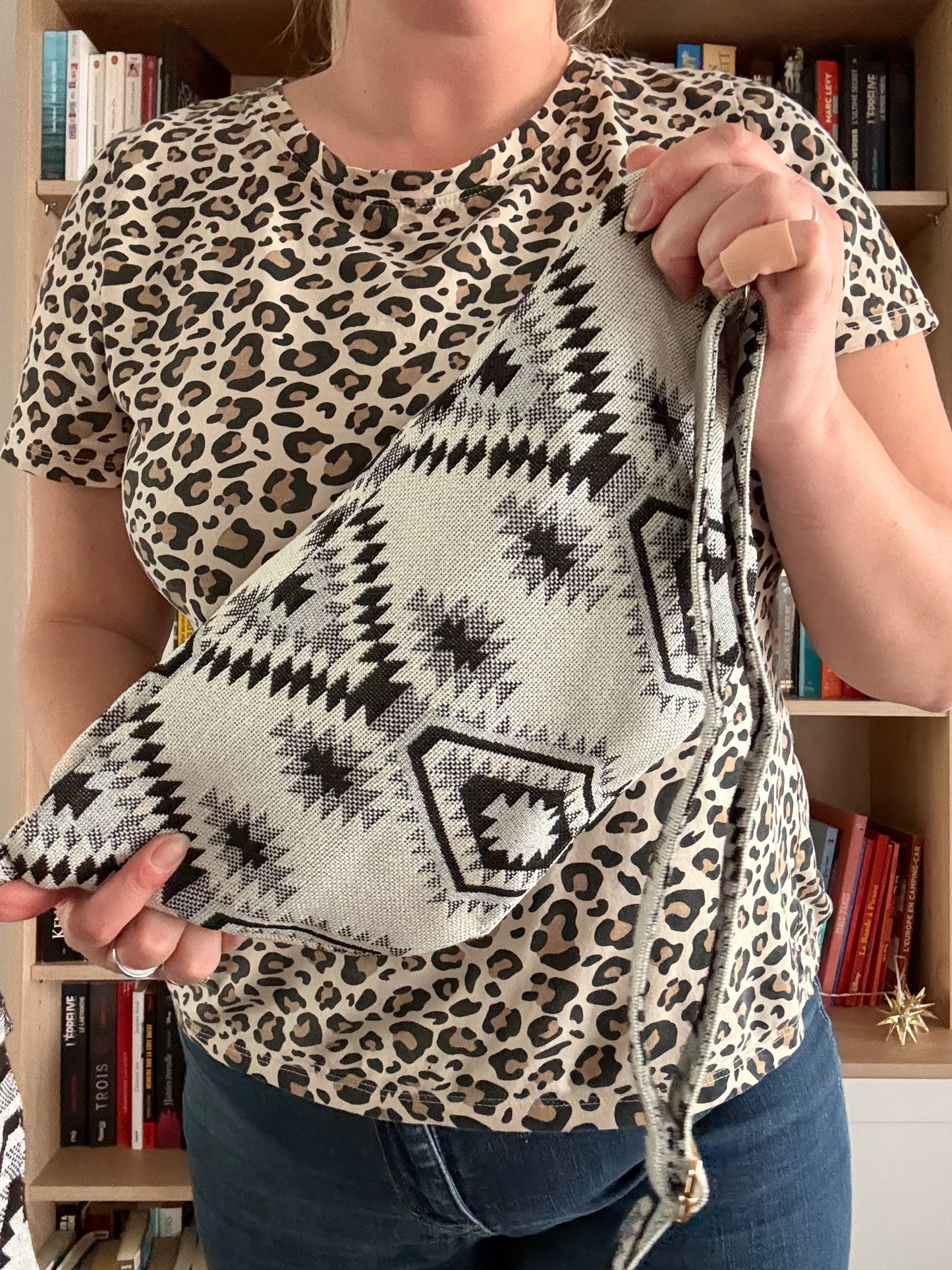 Sac Banane XL Femme Bohème - Tissu Blanc Motifs Ethniques Gris Noir