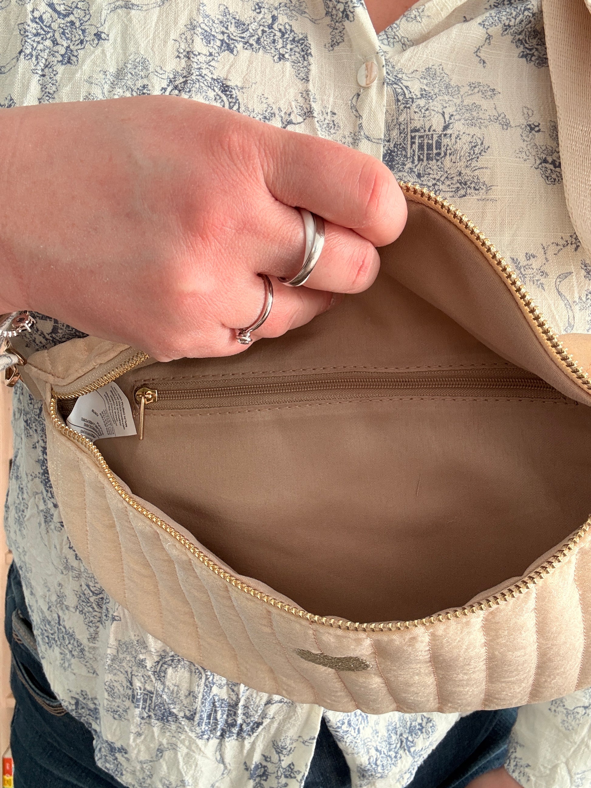 Sac Banane Écru Irisé - Texture Brillante Naturelle Cœur Doré Femme