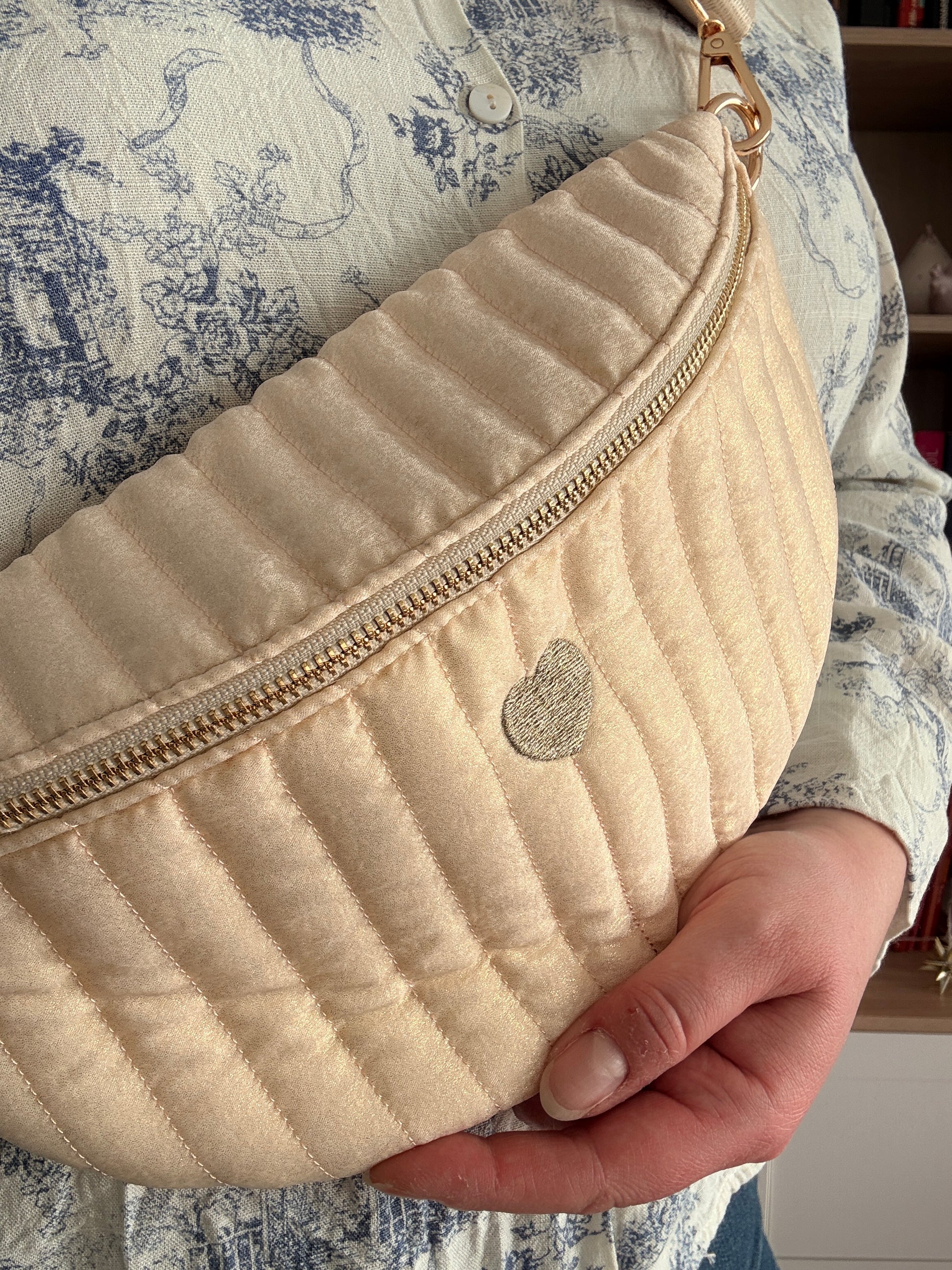 Sac Banane Écru Irisé - Texture Brillante Naturelle Cœur Doré Femme