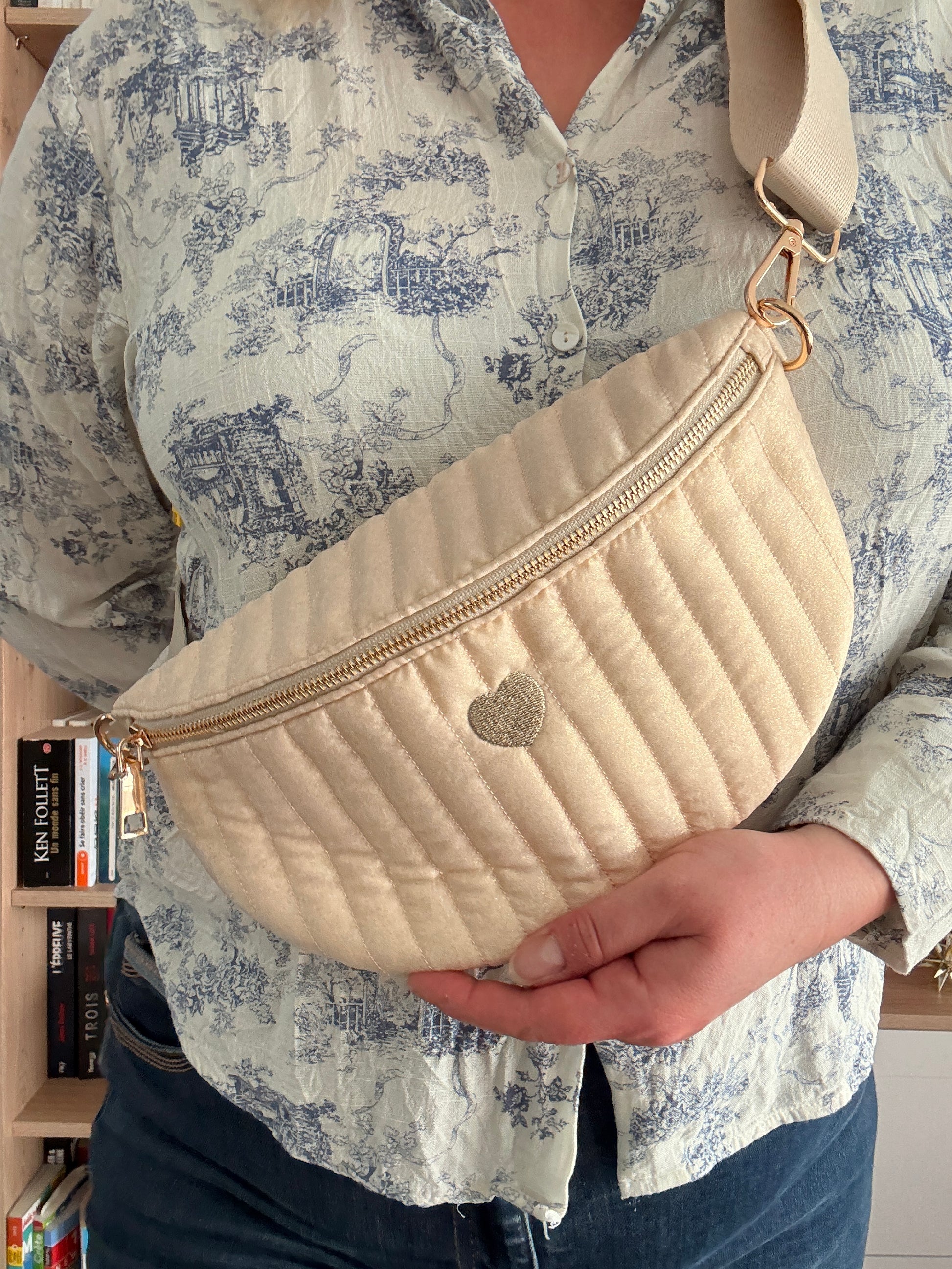 Sac Banane Écru Irisé - Texture Brillante Naturelle Cœur Doré Femme