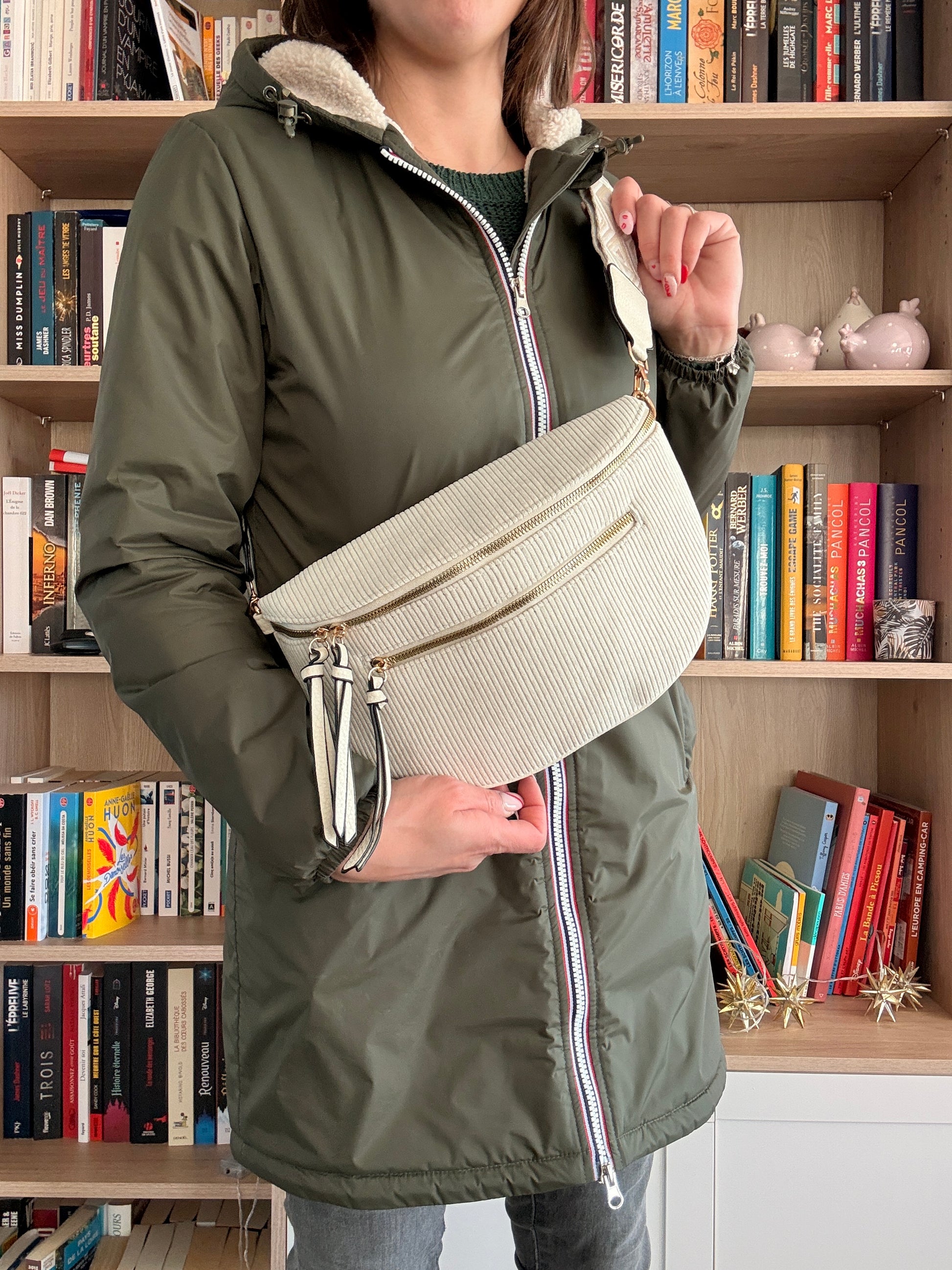 Sac banane velours beige vue profil côté