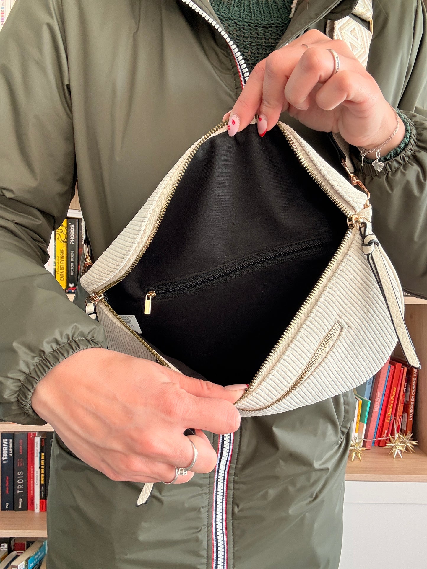 Sac banane velours côtelé beige intérieur compartiments