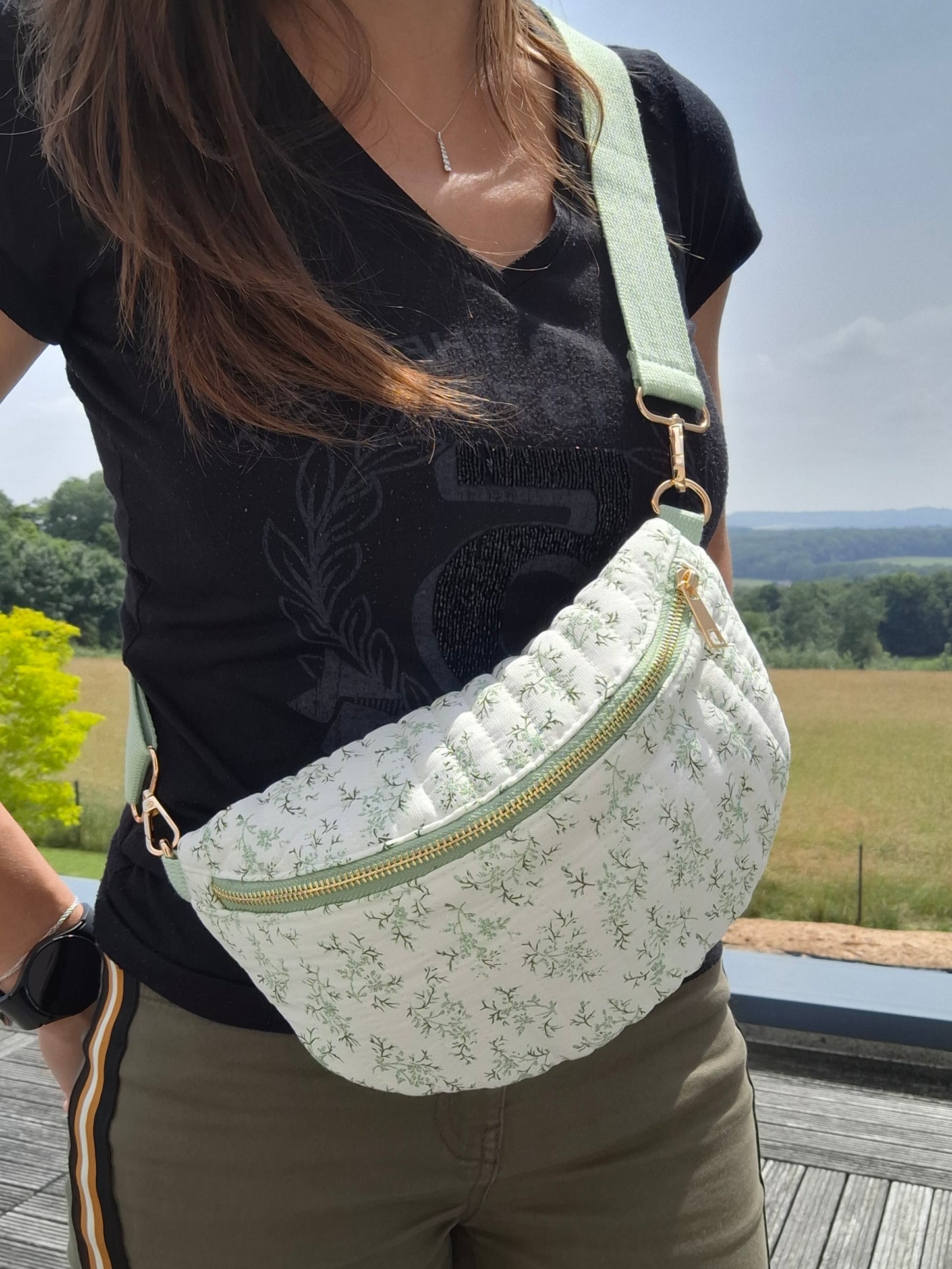 Sac banane en coton matelassé liberty blanc motif floral vert olive