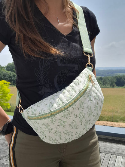 Sac banane en coton matelassé liberty blanc motif floral vert olive