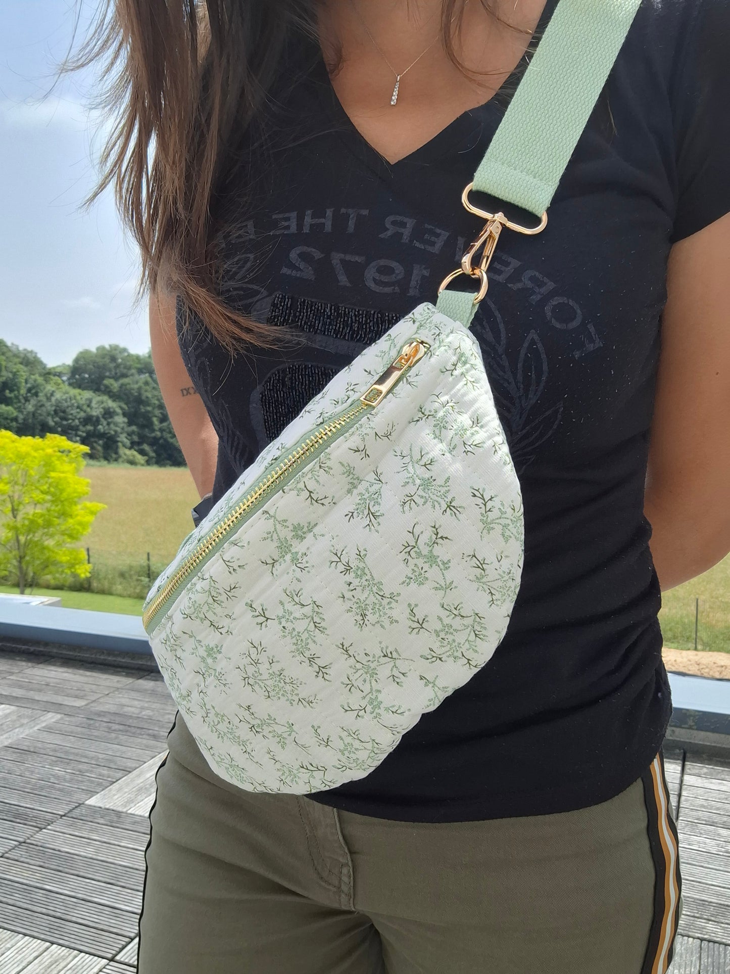 Sac banane en coton matelassé liberty blanc motif floral vert olive